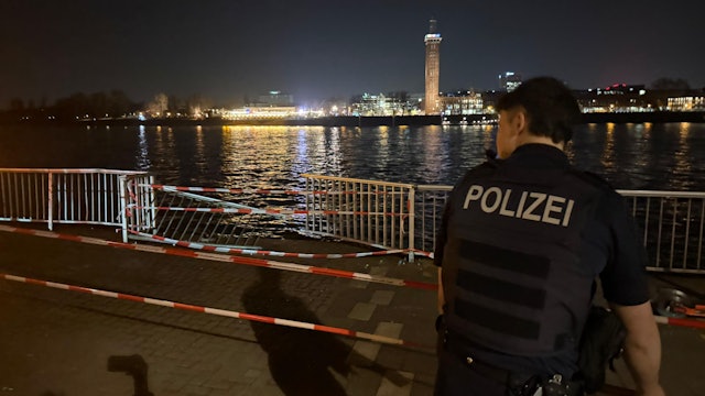 In Köln ist in der Nähe des Musical Domes ein Fahrzeug durch das Geländer gekracht und in den Rhein gefahren. Der Fahrer musste reanimiert werden.