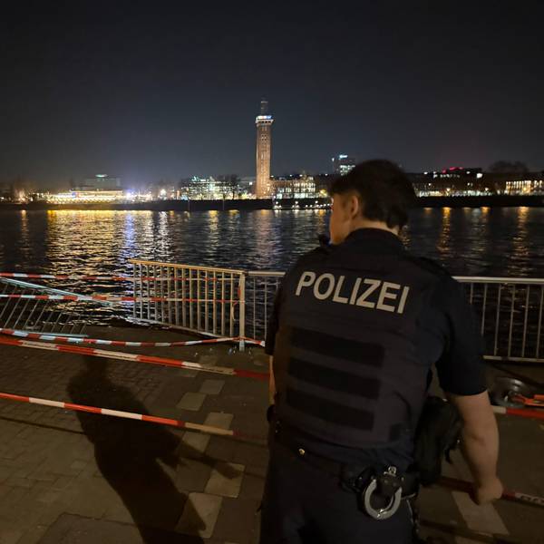 In Köln ist in der Nähe des Musical Domes ein Fahrzeug durch das Geländer gekracht und in den Rhein gefahren. Der Fahrer musste reanimiert werden.