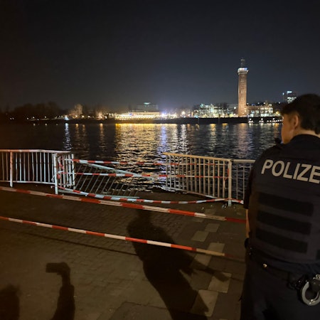 In Köln ist in der Nähe des Musical Domes ein Fahrzeug durch das Geländer gekracht und in den Rhein gefahren. Der Fahrer musste reanimiert werden.