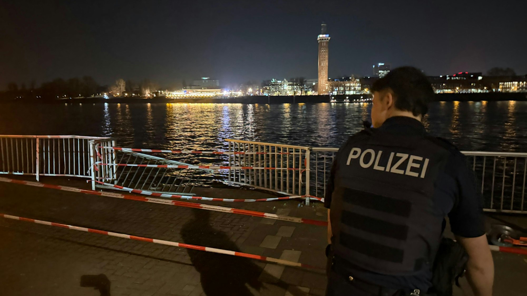 In Köln ist in der Nähe des Musical Domes ein Fahrzeug durch das Geländer gekracht und in den Rhein gefahren. Der Fahrer musste reanimiert werden.