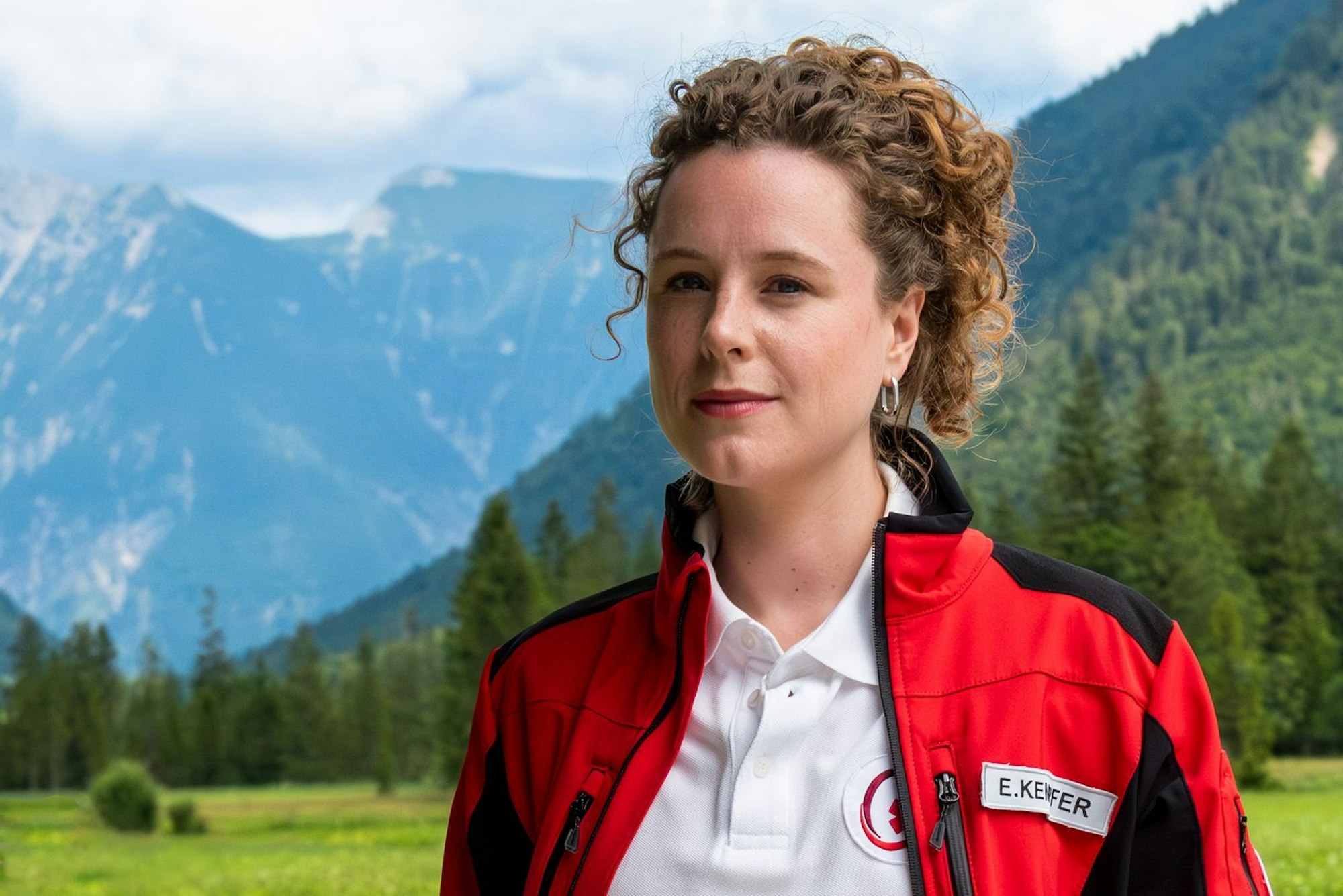 „Reiterhof Wildenstein“-Star Klara Deutschmann schlüpft ab Donnerstag, 12. März, in die Rolle der mit ADHS lebenden Rettungssanitäterin Elli Kempfer. In „Einfach Elli“ (wöchentlich um 20.15 Uhr) geht es ganz schön zur Sache, wie die 36-Jährige im Interview verrät. (Bild: ZDF / Susanne Bernhard)