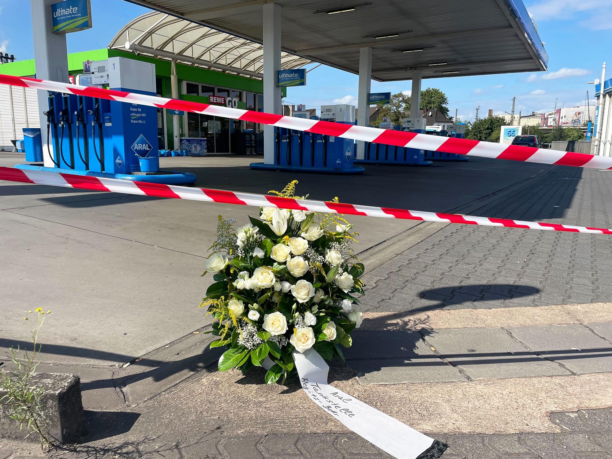 An einer Tankstelle in Völklingen, an der nach einem Überfall ein Polizist getötet wurde, haben Mitarbeiter im August 2025 einen Kranz niedergelegt.