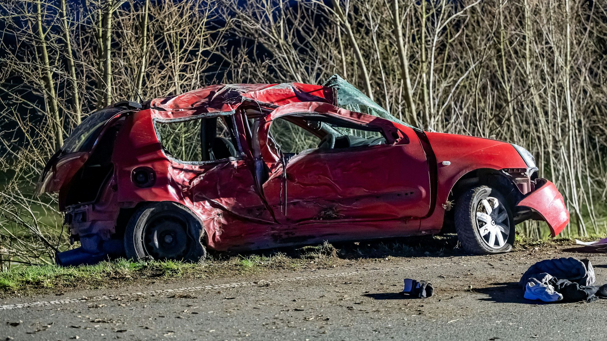 Ein Unfallwrack steht am Rand einer Landstraße. Eine 17-Jährige ist bei einem Autounfall auf einer Landstraße nahe Halver (Märkischer Kreis) ums Leben gekommen.