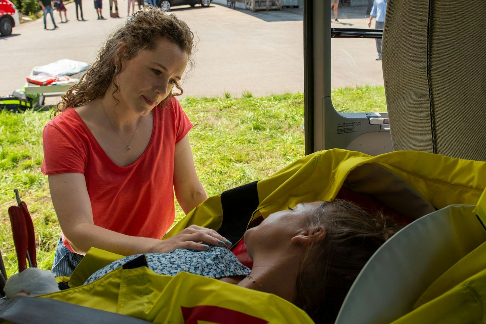 Klara Deutschmann (36), die in der neuen ZDF-Serie als Rettungssanitäterin Elli arbeitet, erklärt, worauf es im Umgang mit Menschen besonders ankommt. (Bild: ZDF / Susanne Bernhard)