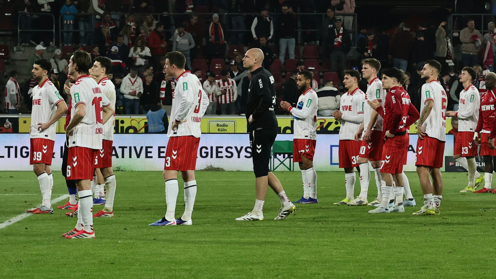 1. FC Köln vs. Borussia Dortmund, 25. Spieltag, 07.03.2026, 18.30 Uhr, die Mannschaft nach dem Spiel vor der Südkurve (1. FC Köln), Bild: Herbert Bucco