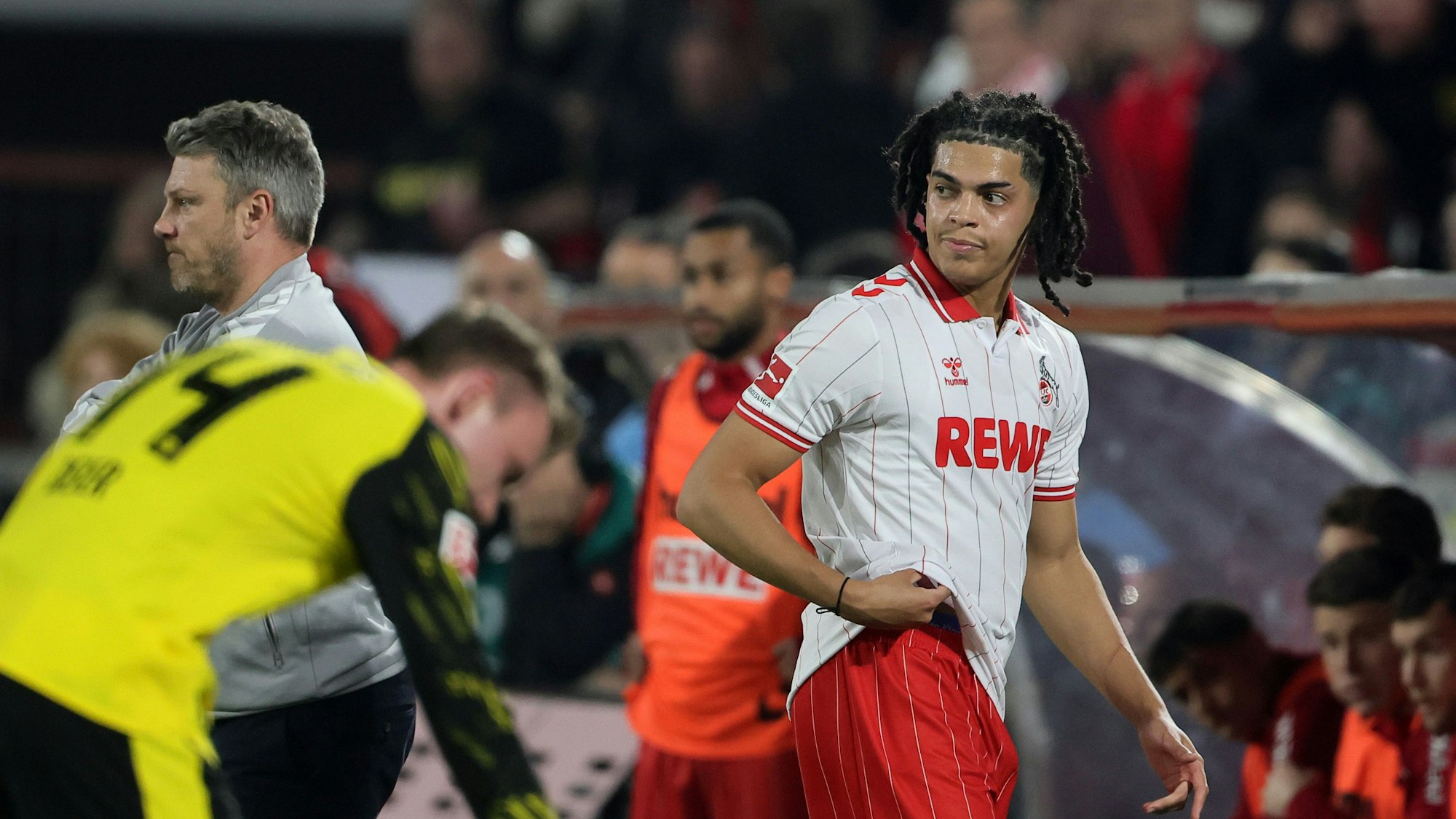 Sah für ein Foul an Maximilian Beier nach Eingriff des Video-Assistenten die Rote Karte: Jahmai Simpson-Pusey.