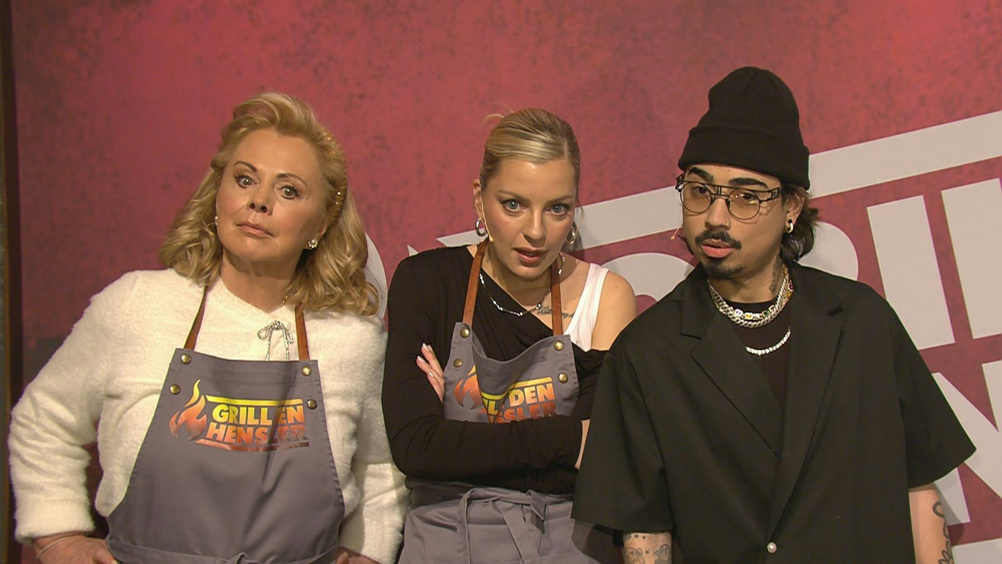 Diese Promi-Truppe wollten den Henssler endich mal wieder grillen! Moderatorenlegende Marijke Amado, Podcasterin Laura Larsson und Comedian Tony Bauer (von links). (Bild: RTL)