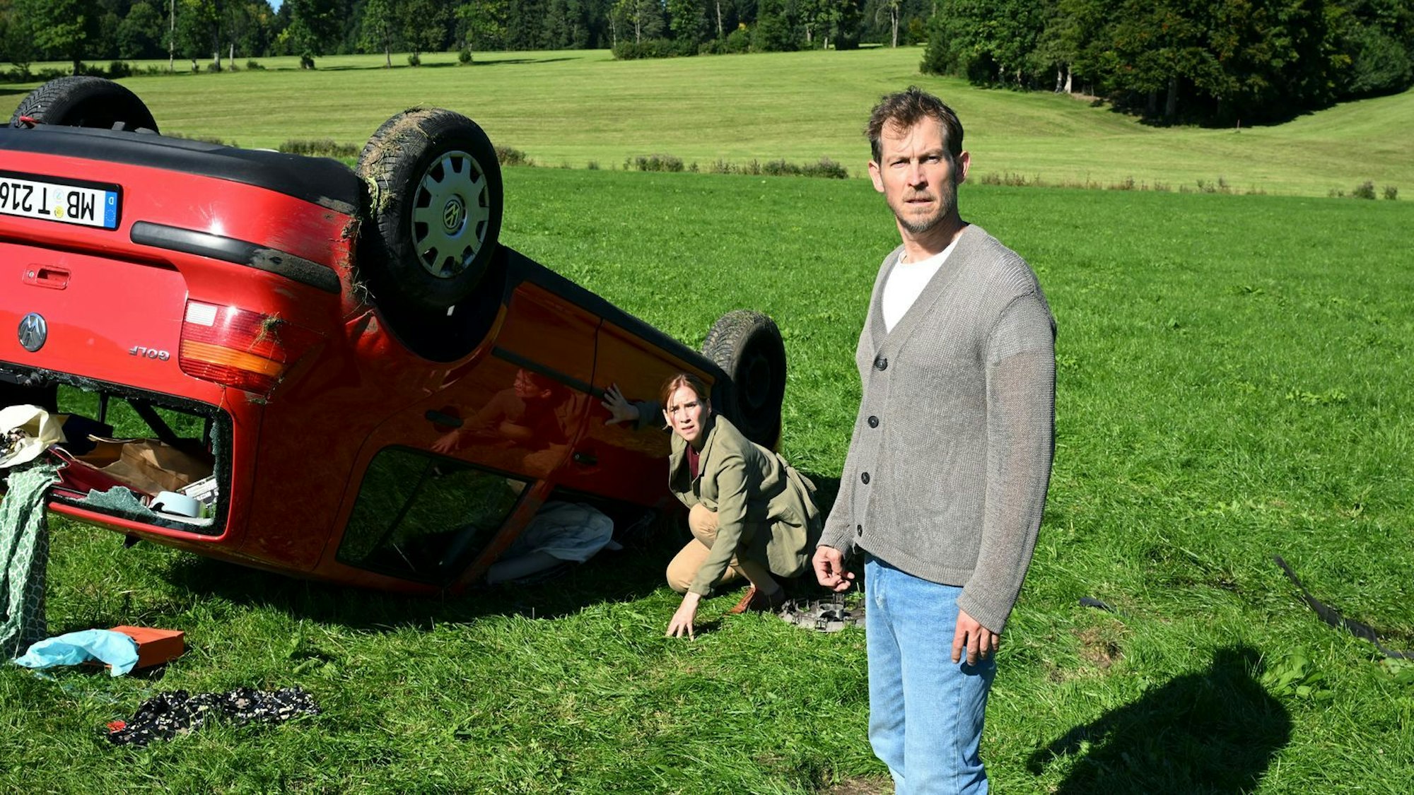 Ava haut ab und trampt im Auto von Heidrun Niedermayer. Als diese einem Reh ausweicht, kommt es zum tragischen Unfall. Ausgerechnet Avas Eltern ((Lena Dörrie und Mike Gartner) sind als erste an der Unfallstelle. (Bild: ZDF/Barbara Bauriedl)