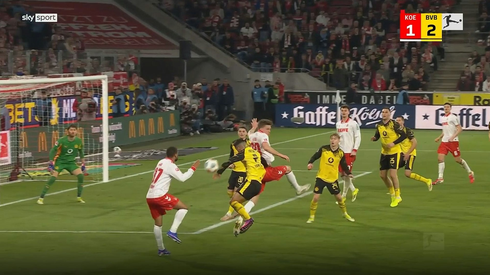 Yan Couto bekommt beim BVB-Spiel in Köln den Ball an die Hand.