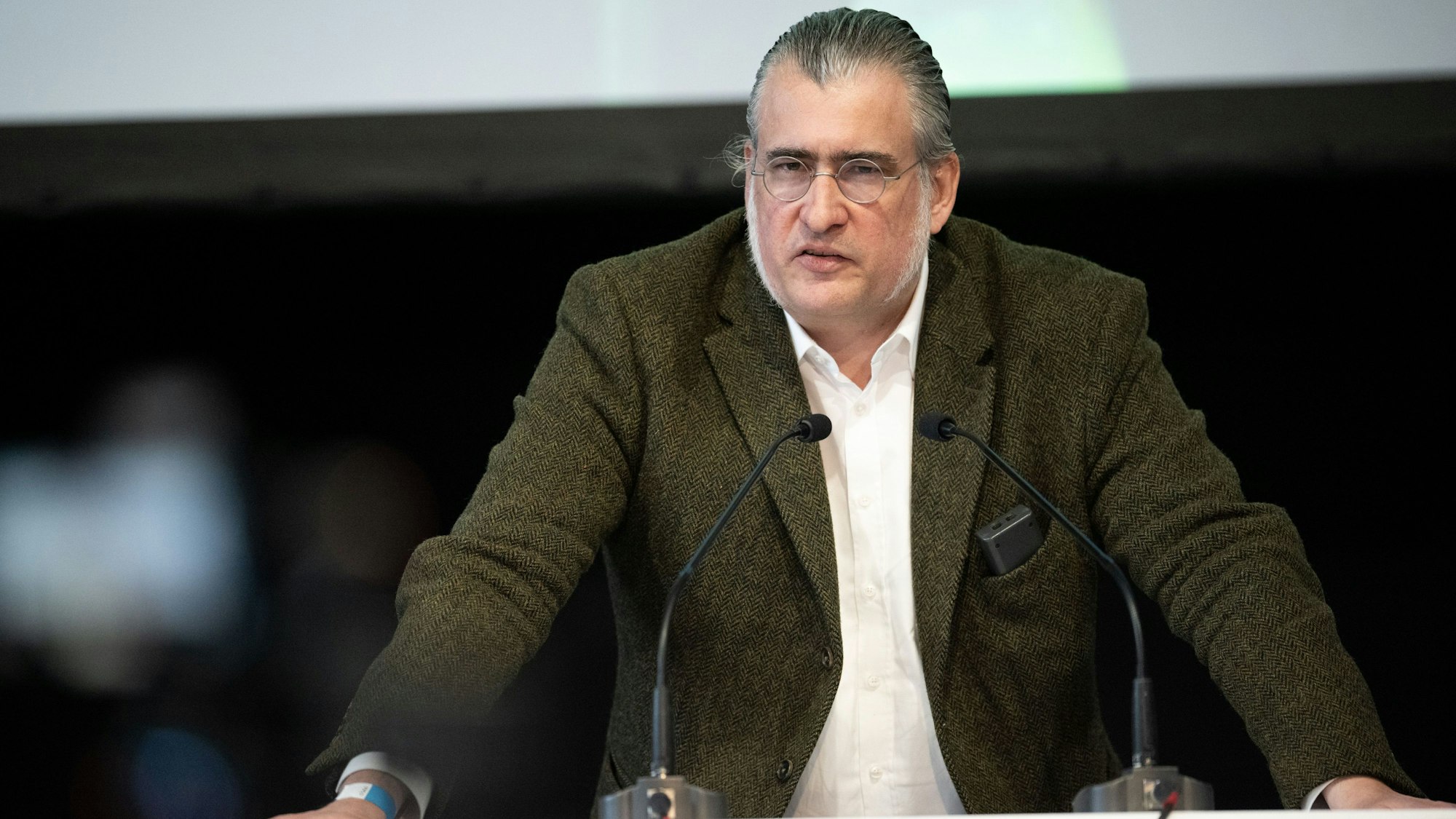 Fabian Jacobi (AfD), Mitglied des Deutschen Bundestages, steht auf dem Podium und redet zu den Delegierten.