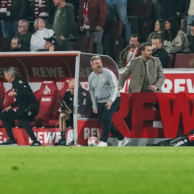 Trainer Lukas Kwasniok und Geschäftsführer Thomas Kessler hatten am Samstag am Spielfeldrand ihren eigenen Videobeweis – und verzweifelten.