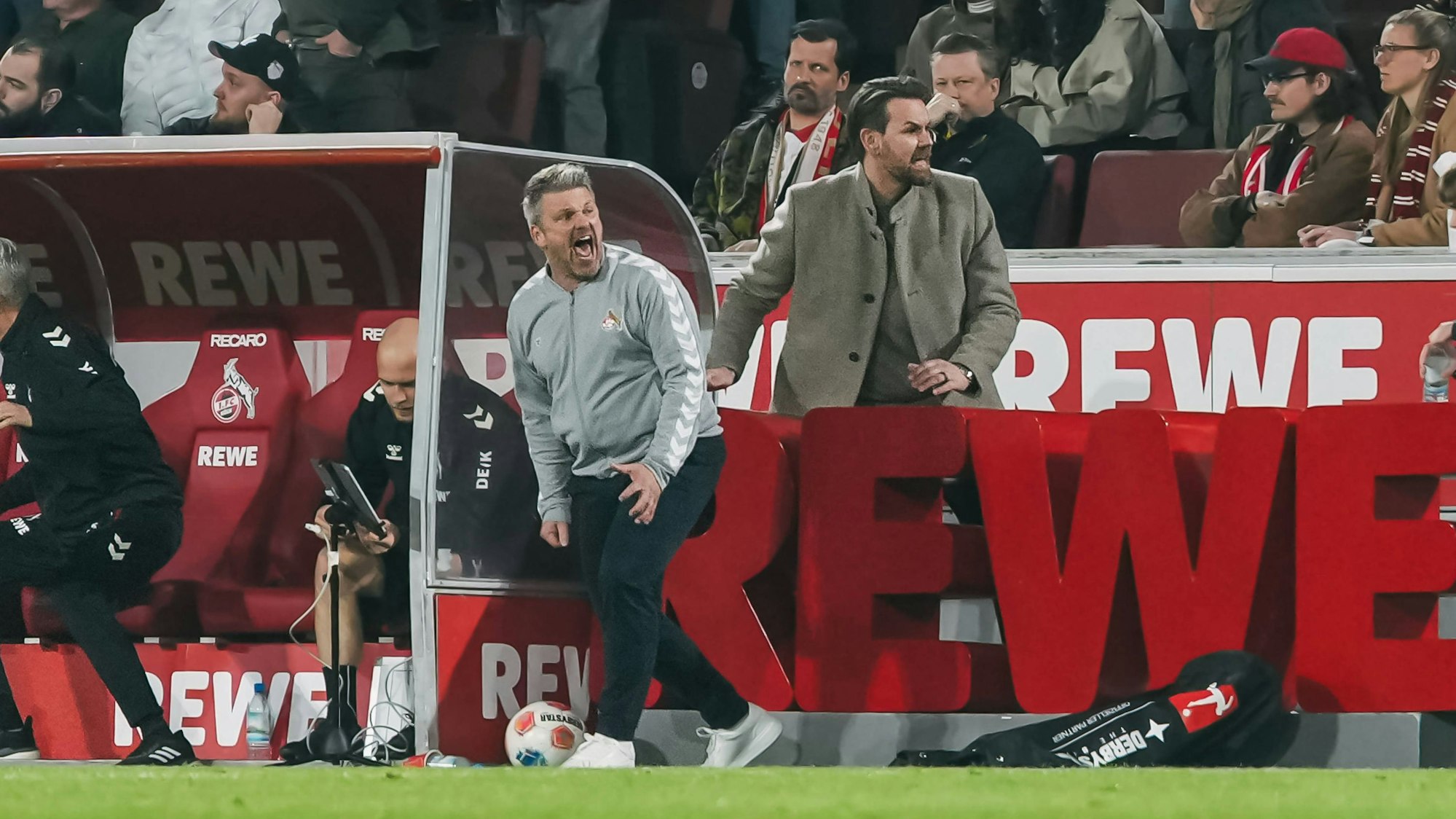 Trainer Lukas Kwasniok und Geschäftsführer Thomas Kessler hatten am Samstag am Spielfeldrand ihren eigenen Videobeweis – und verzweifelten.