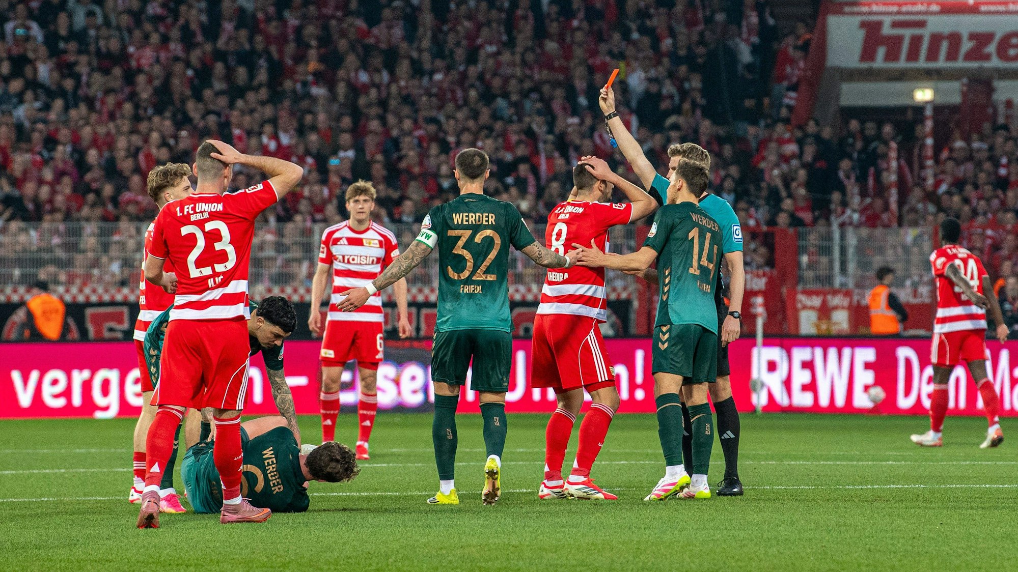 Schiedsrichter Timo Gerach zeigt Andras Schäfer die Rote Karte, die Union-Spieler können es nicht fassen.