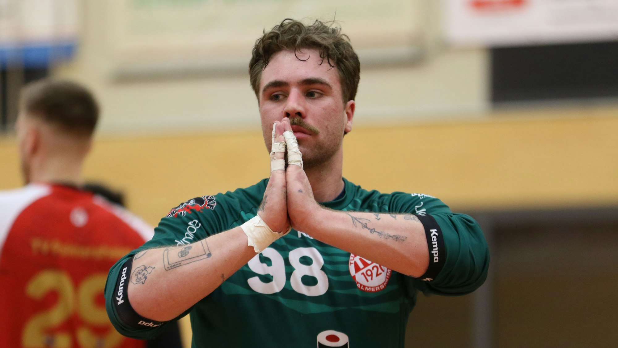 Jonas Roland faltet die Hände vor dem Gesicht zusammen.