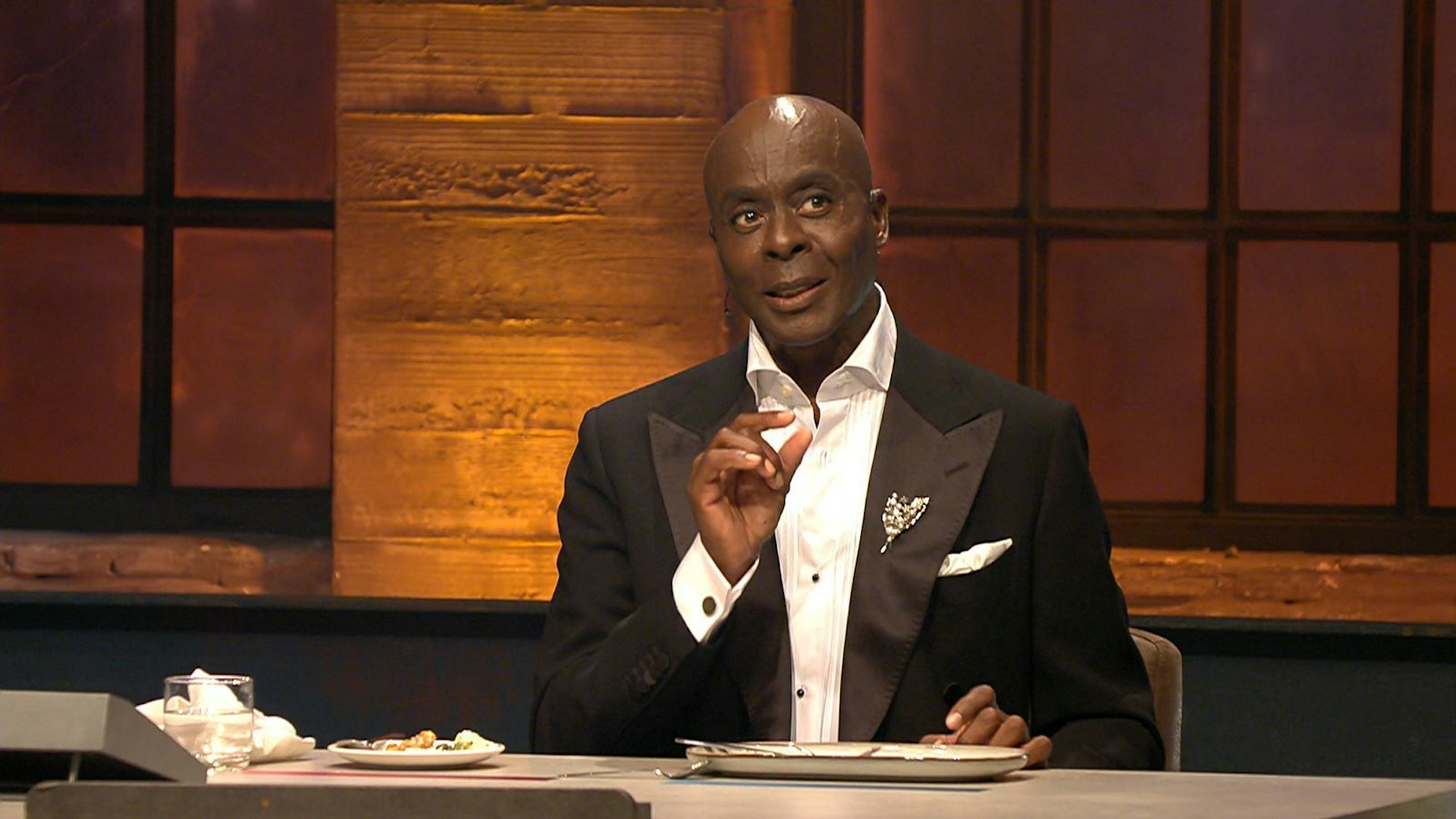 Gastjuror Bruce Darnell liebt es zu genießen. Aber wehe, wenn es ihm nicht schmeckt. Bei „Grill den Henssler“ (VOX) versalzte ihm eine Nachspeise die gute Laune. (Bild: RTL)