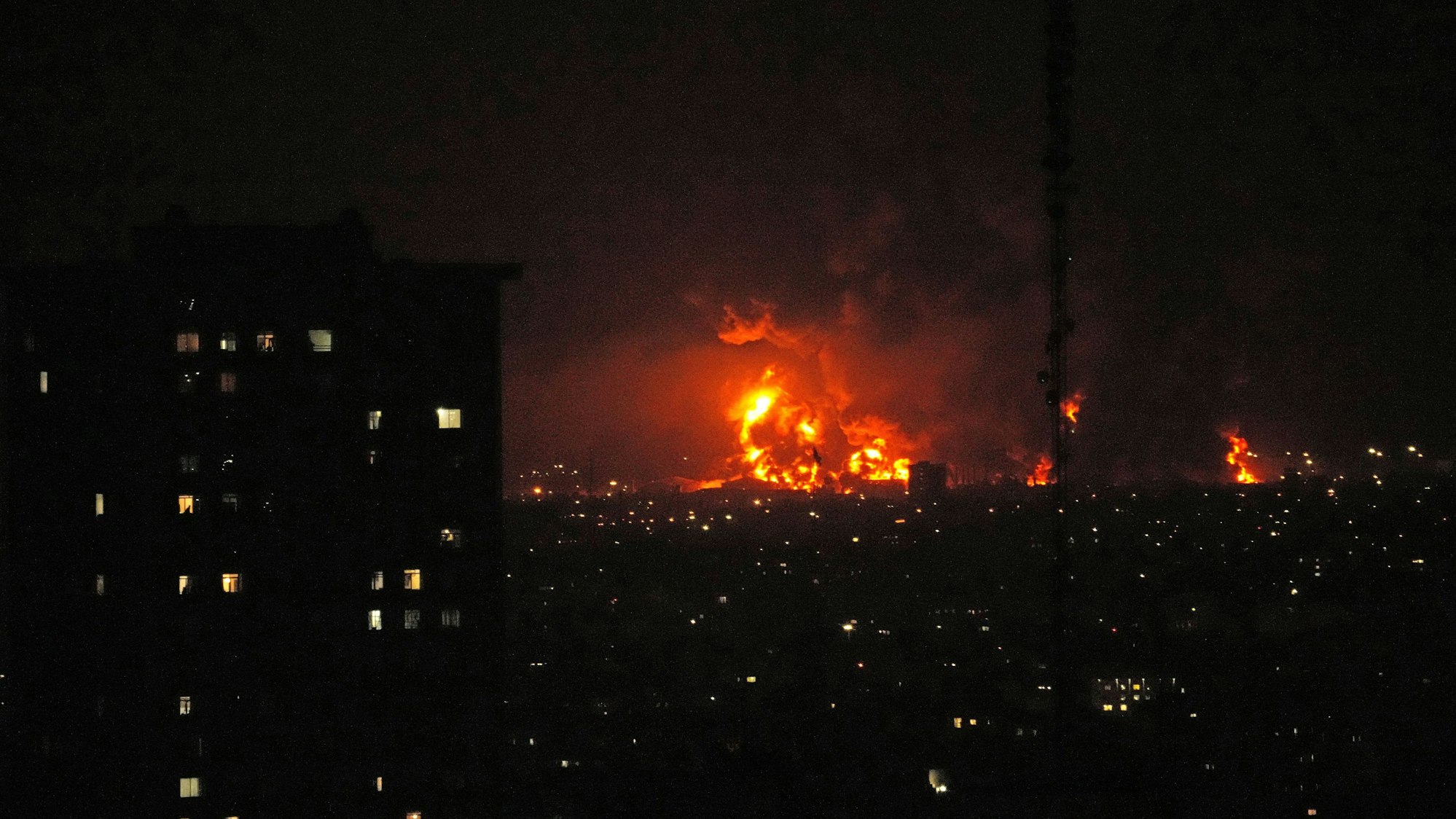 Flammen steigen aus einem Öllager südlich der Hauptstadt auf, als die Stadt während der amerikanisch-israelischen Militärkampagne getroffen wird.