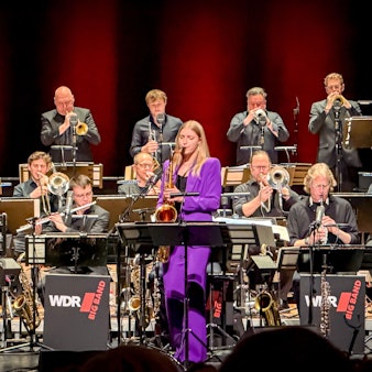 UK-Saxophonistin und Komponistin Emma Rawicz mit der WDR Big Band im Erholungshaus.