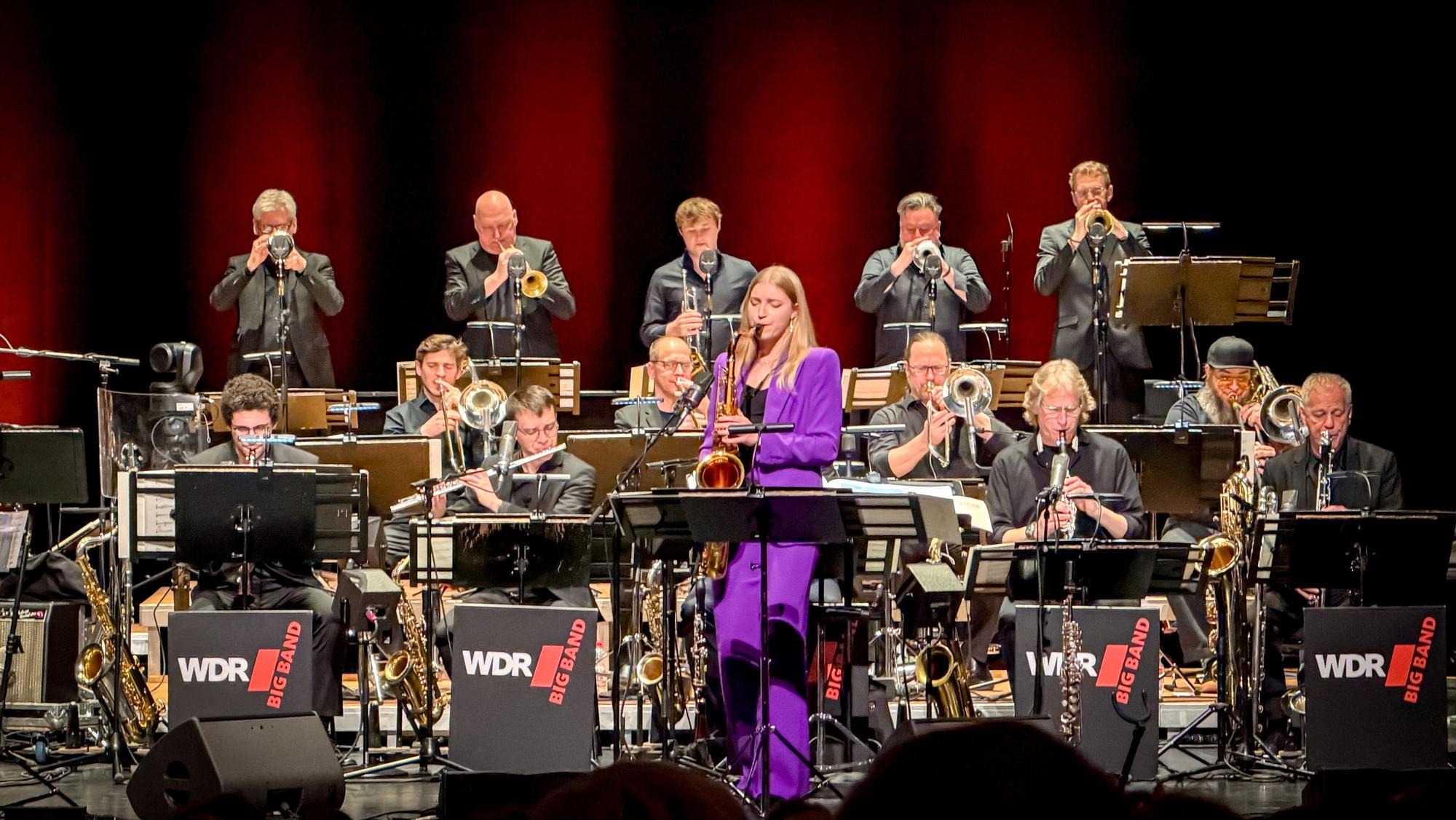 UK-Saxophonistin und Komponistin Emma Rawicz mit der WDR Big Band im Erholungshaus.