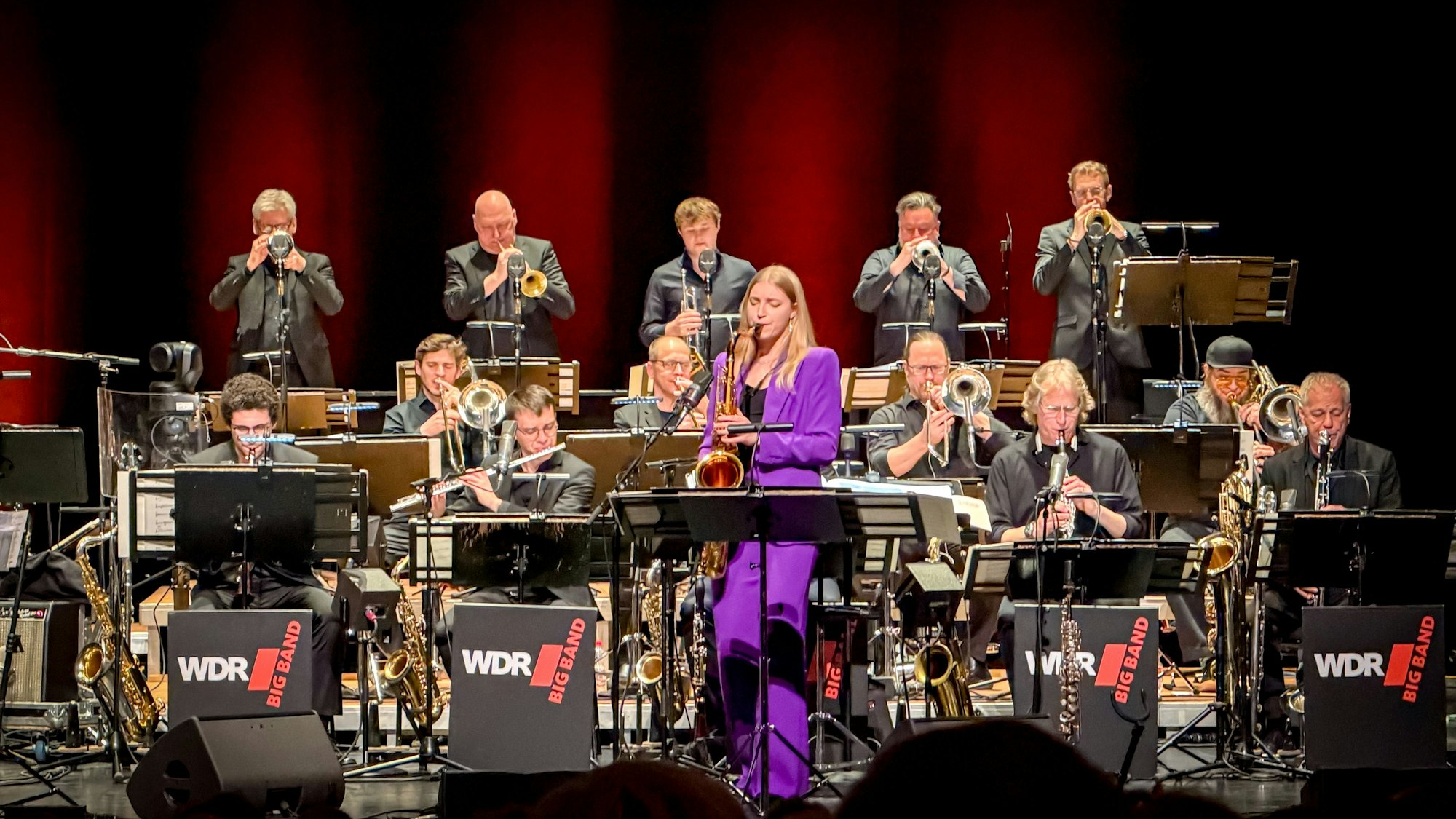 UK-Saxophonistin und Komponistin Emma Rawicz mit der WDR Big Band im Erholungshaus.