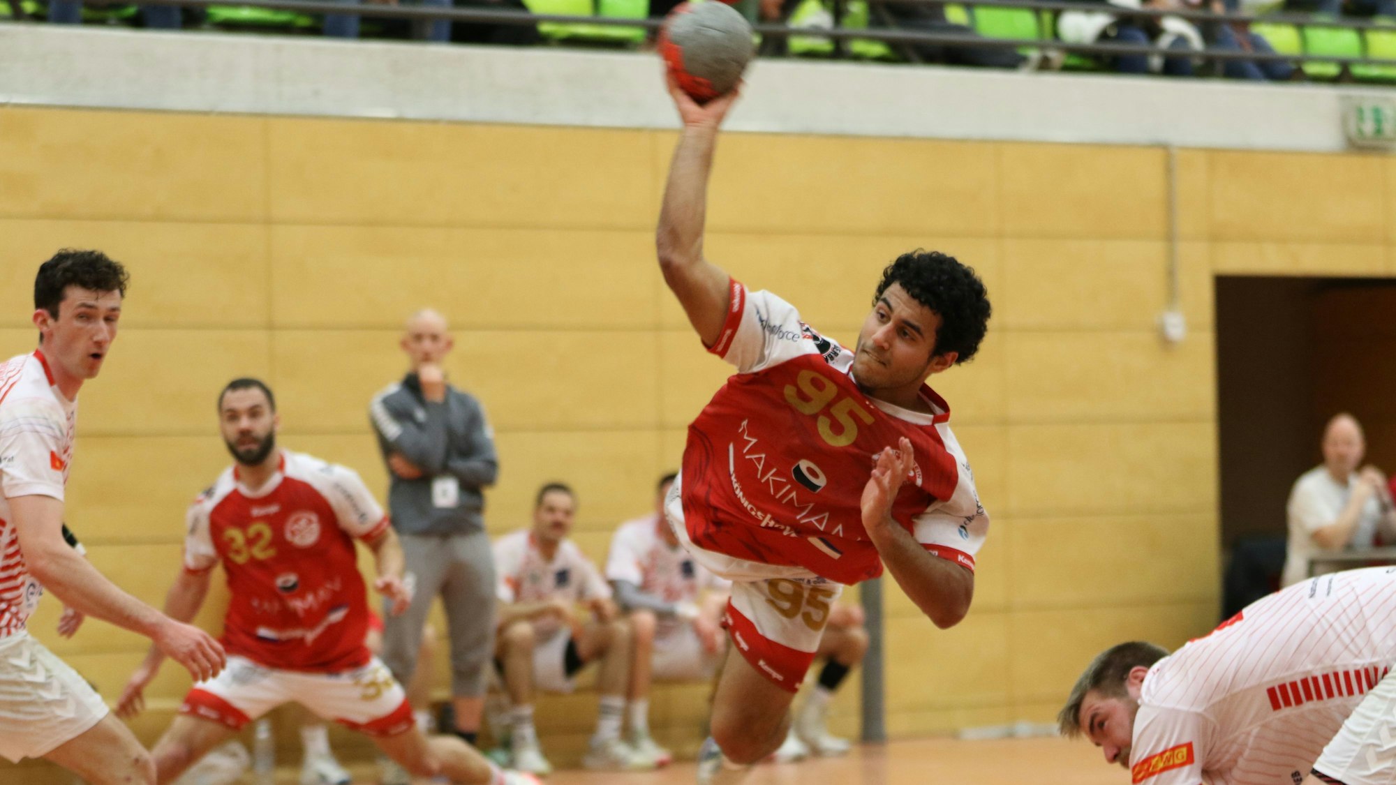 Salih Simsek liegt beim Wurf in der Luft.