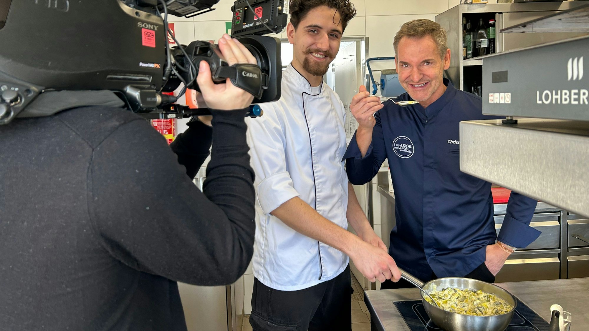 Profi-Koch Christian Henze kostete in einer TV-Show das Essen von Koch Alessandro im Wirtshaus Herzogenhof in Odenthal