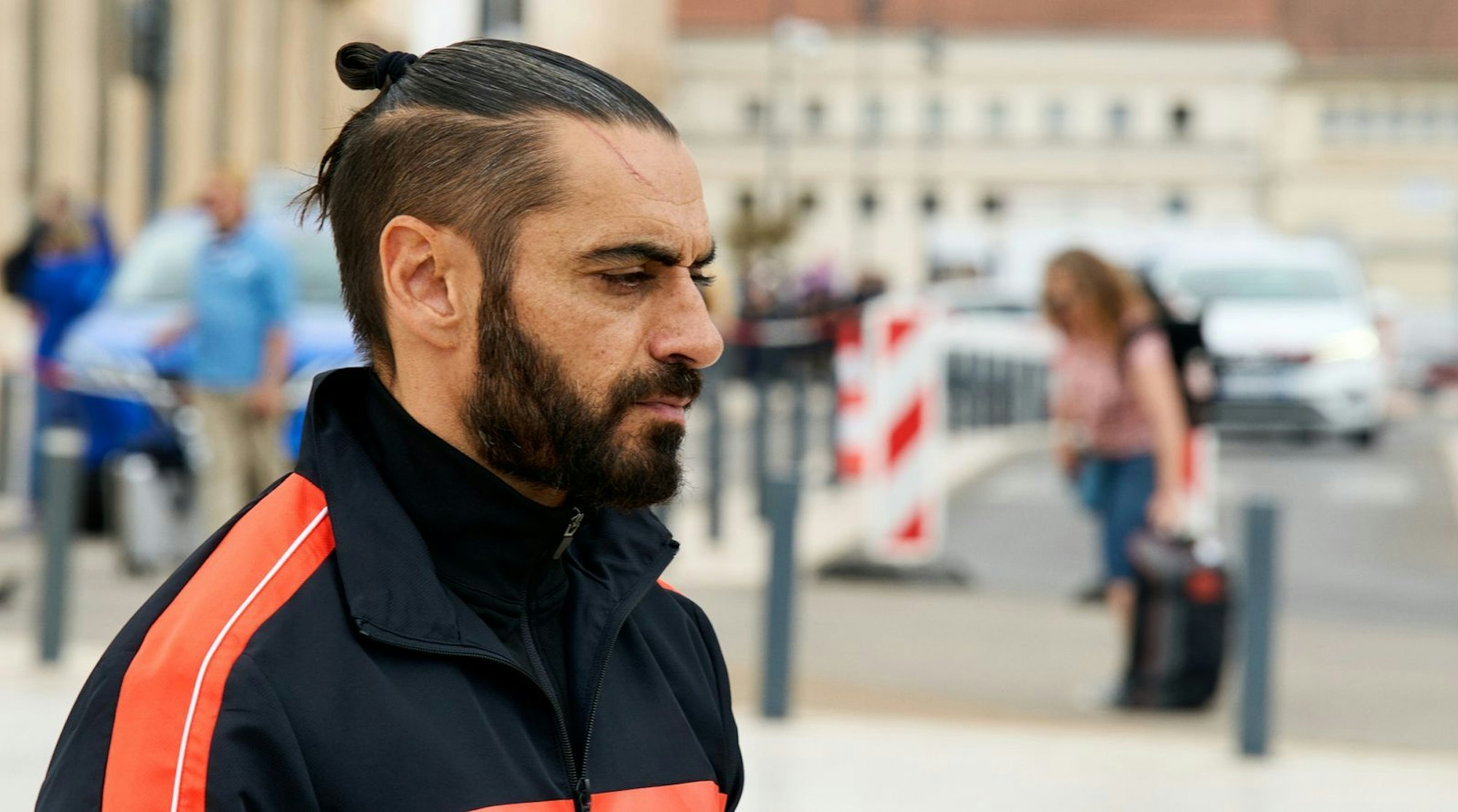 Der Gangster Olivier (Said Kachar) hat keine Hemmungen. (Bild: AGC Studios/Fragile Film/MGM+/ARD Degeto Film/Bruno Calvo)