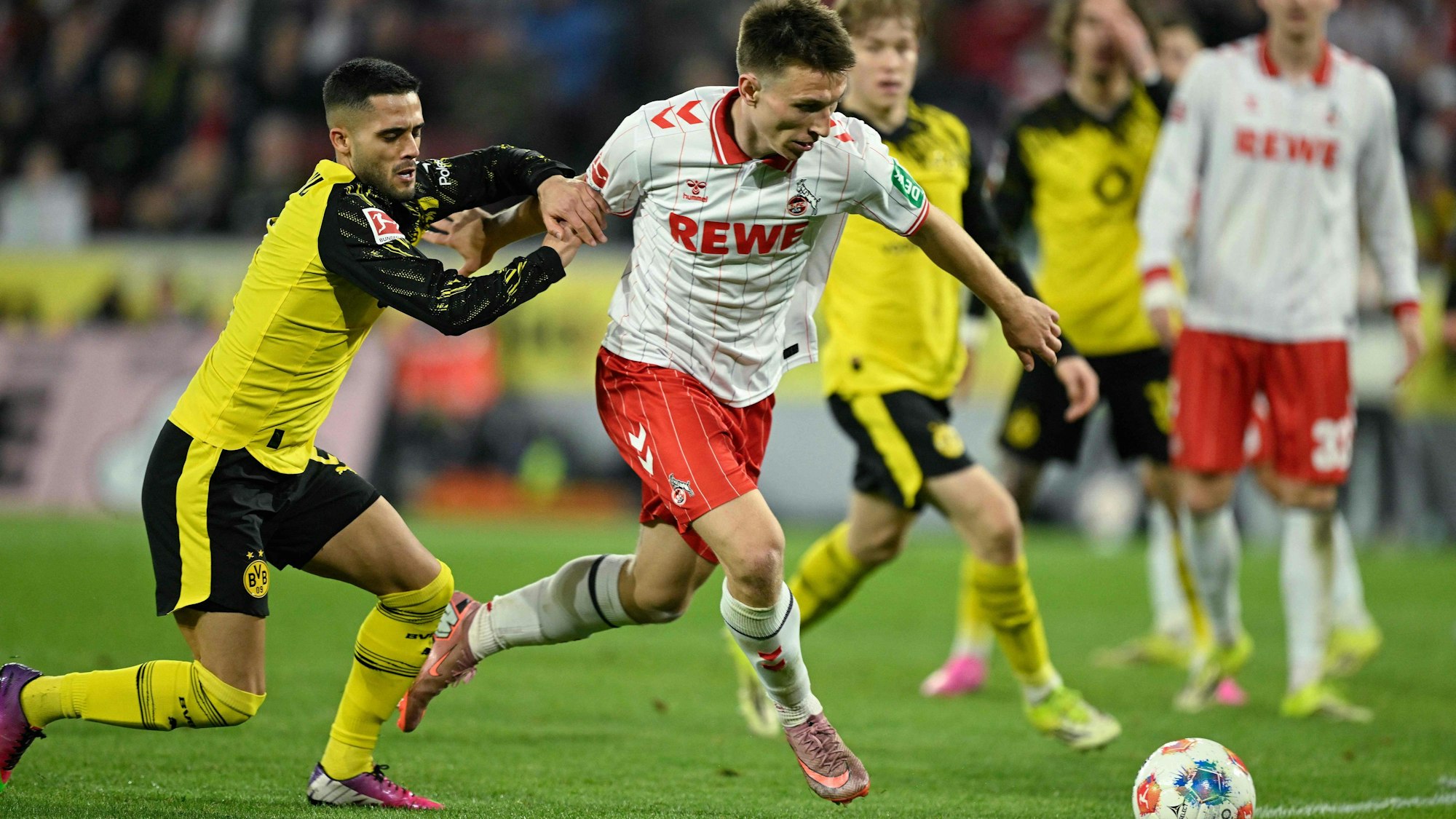 Yan Couto (l., im Duell mit Kölns Kristoffer Lund) spielte den Ball am Samstag in der Nachspielzeit mit der Hand.