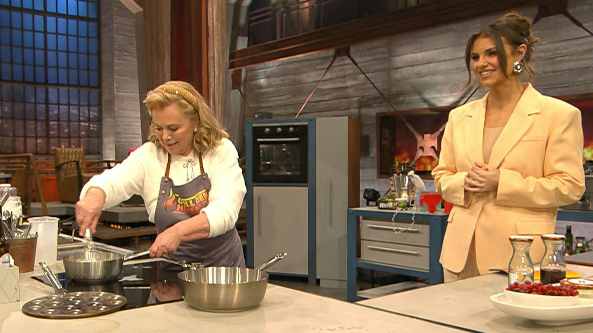 Marijke Amado plauderte während des Dessertgangs angeregt und gut gelaunt mit Moderatorin Laura Wontorra - und die Zeit lief ihr davon. (Bild: RTL)