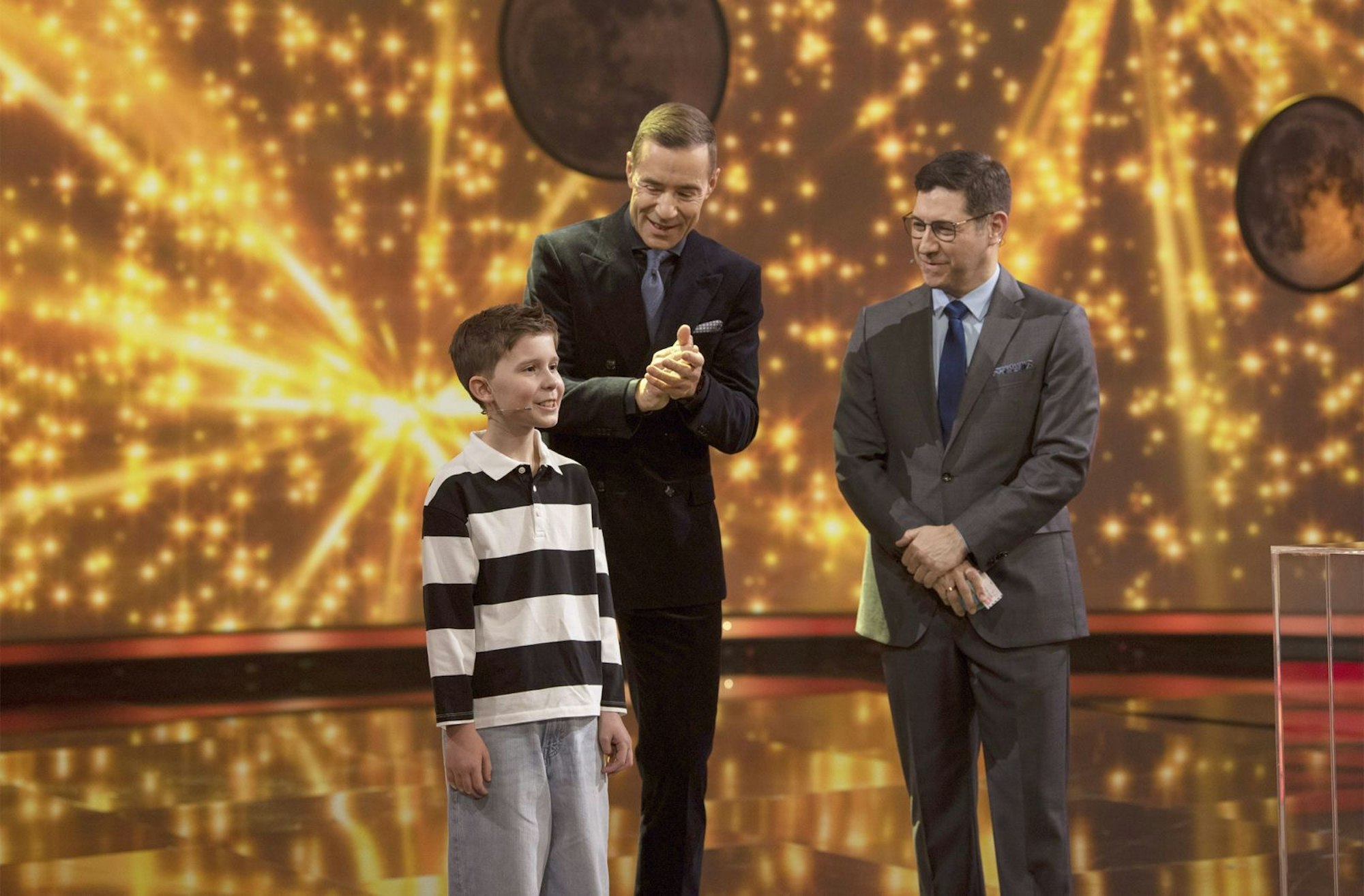 Auf Sebastian Jacoby wartet eine knifflige Herausforderung: Der Quizgott muss so viele Hauptstädte wie möglich auf einem nahezu leeren Globus erkennen. (Bild: NDR / Thorsten Jander)