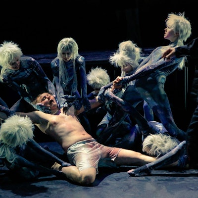 Orest (Steffen Siegmund) wird von den Erinnyen verfolgt.