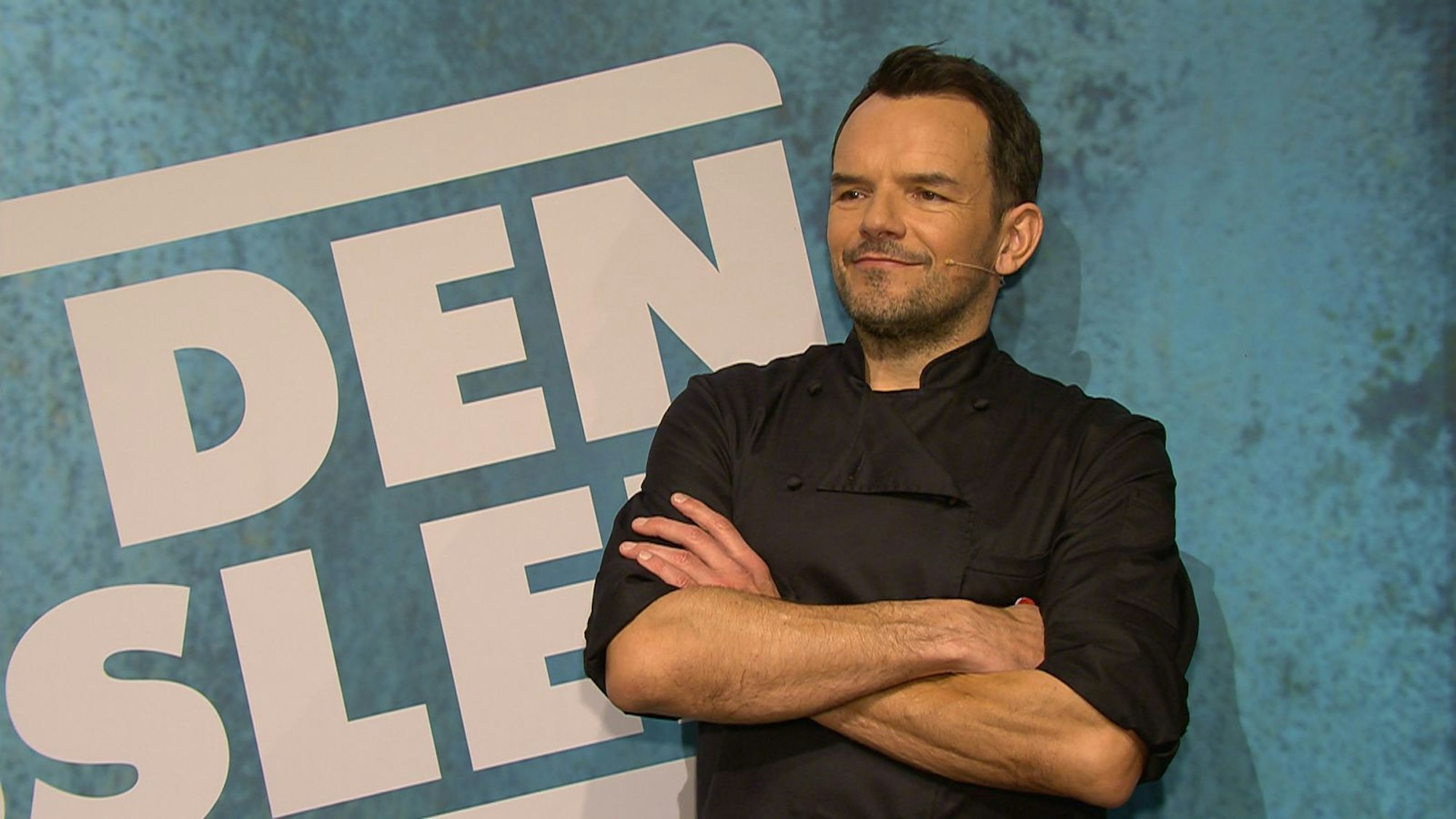 So sieht ein zufriedener Koch-King aus: Steffen Henssler gewann alle Kochgänge und kochte die Promis 85:58 ab. (Bild: RTL)