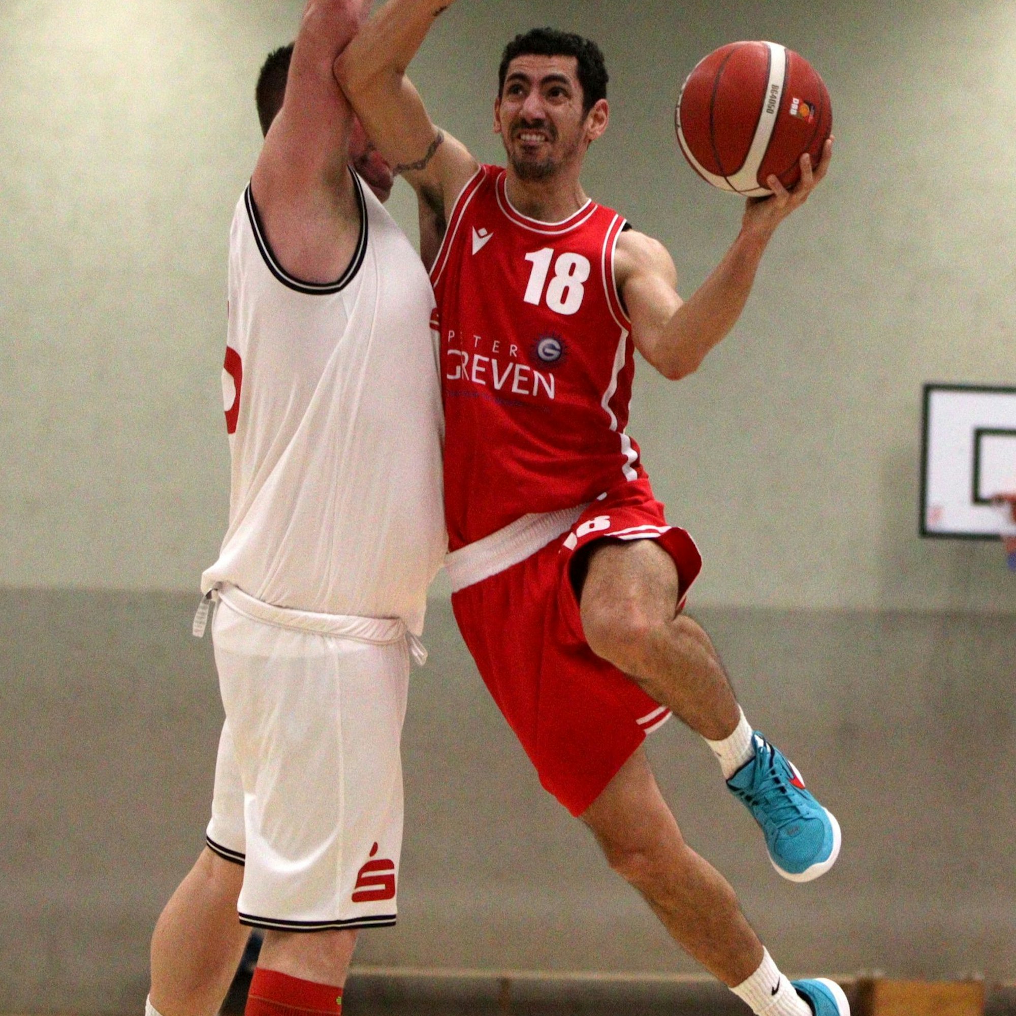 Nuno Fragueira steigt vor Christian Antons hoch.