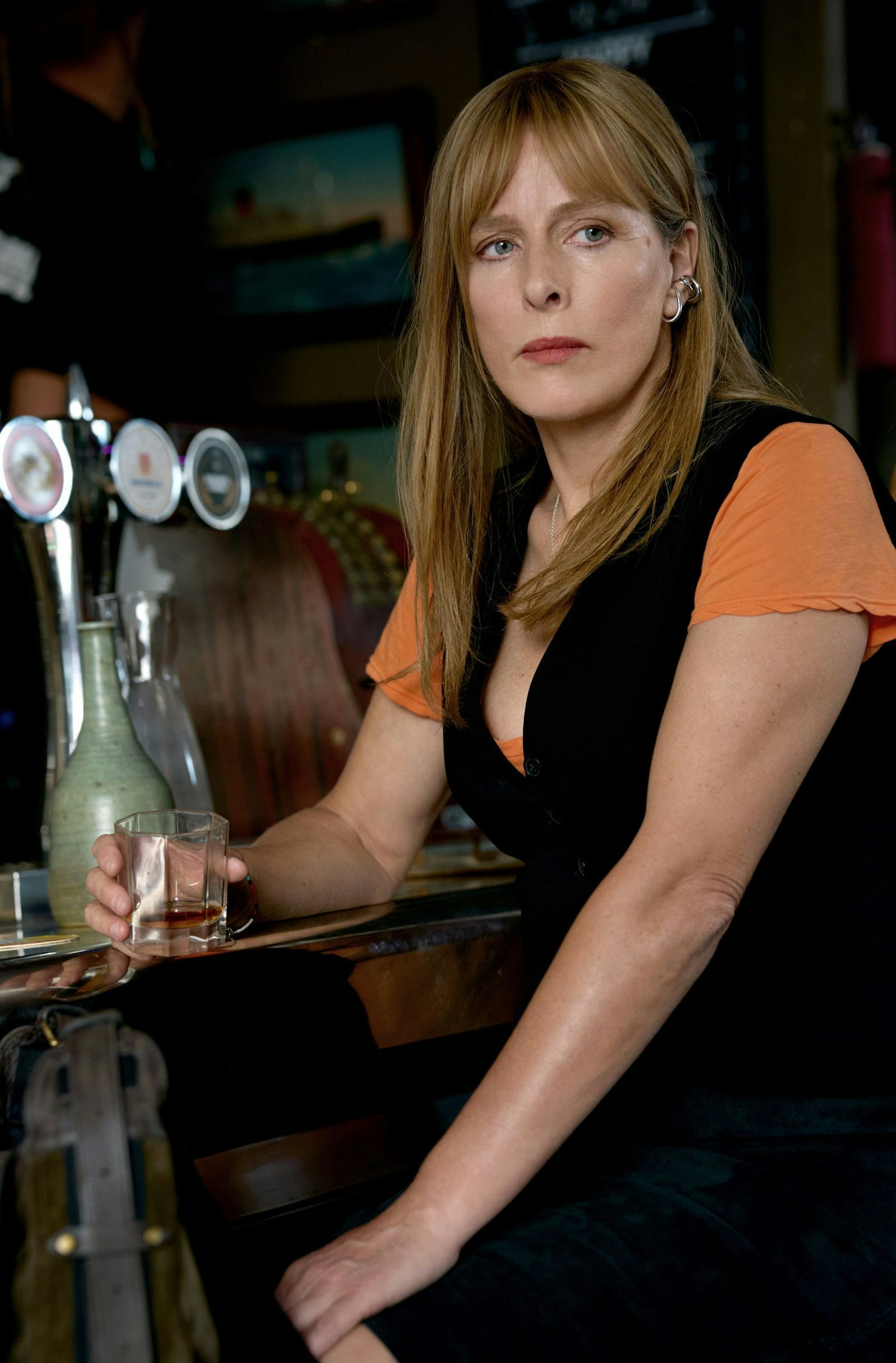 Journalistin Hélène (Karin Viard) hilft Alice bei der Suche nach Tom. (Bild: AGC Studios/Fragile Film/MGM+/ARD Degeto Film/Bruno Calvo)