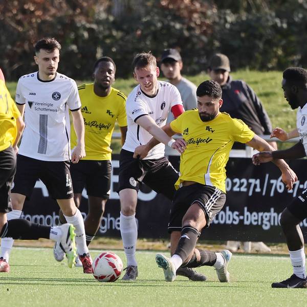 Das Foto zeigt den Glescher Amar Tekin, der das linke Bein zum Ball ausstreckt, umringt von Mit- und Gegenspielern.