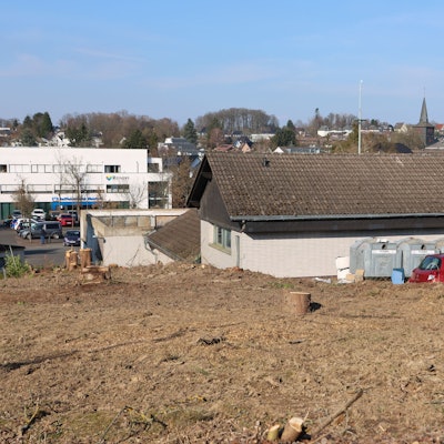 Die Flächen rund um die Brandruine der Markthalle in Waldbröl sind gerodet. Bald soll auch die alte Halle verschwinden. Auch liegt dem Rathaus die Baugehmigung für eine neues, multifunktional gestaltetes Gebäude vor.