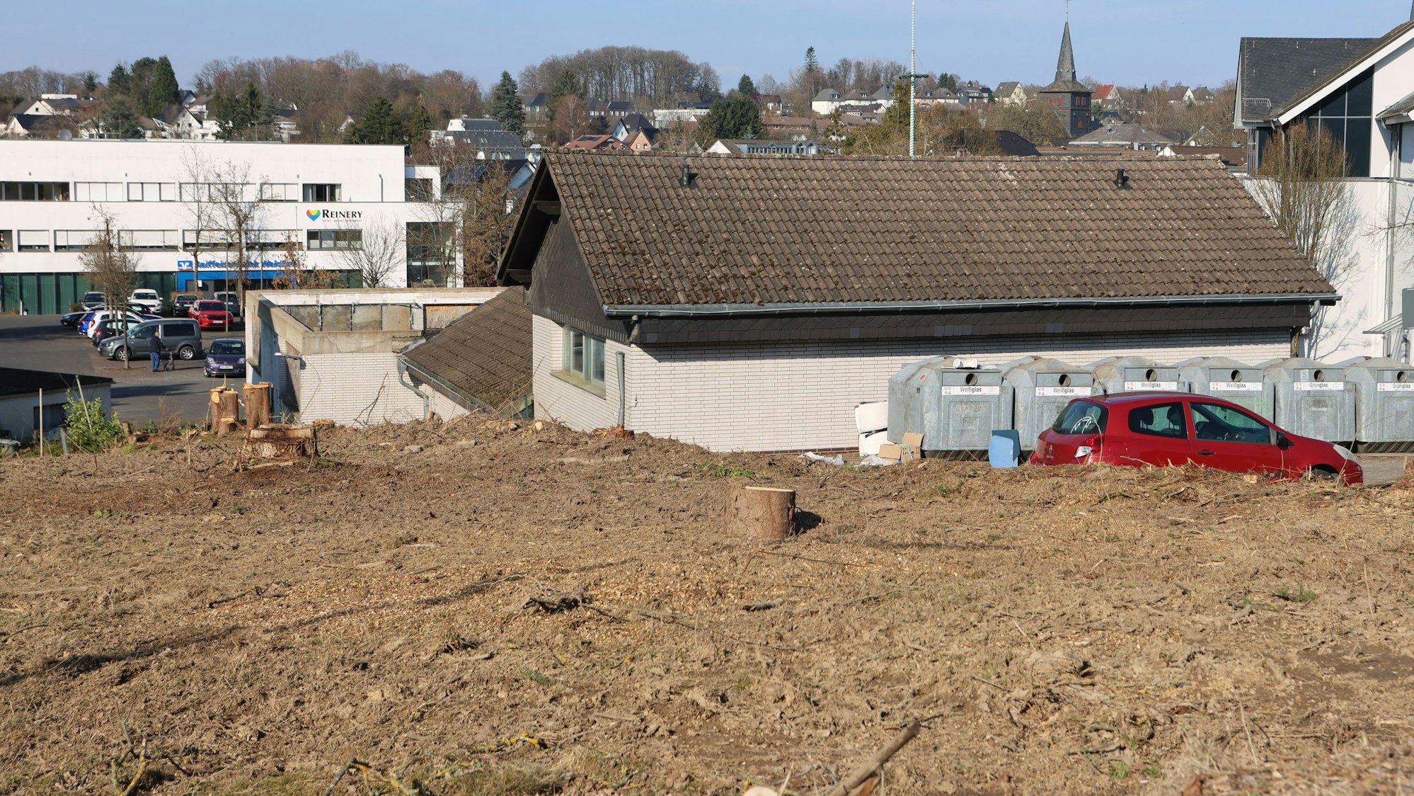 Die Flächen rund um die Brandruine der Markthalle in Waldbröl sind gerodet. Bald soll auch die alte Halle verschwinden. Auch liegt dem Rathaus die Baugehmigung für eine neues, multifunktional gestaltetes Gebäude vor.