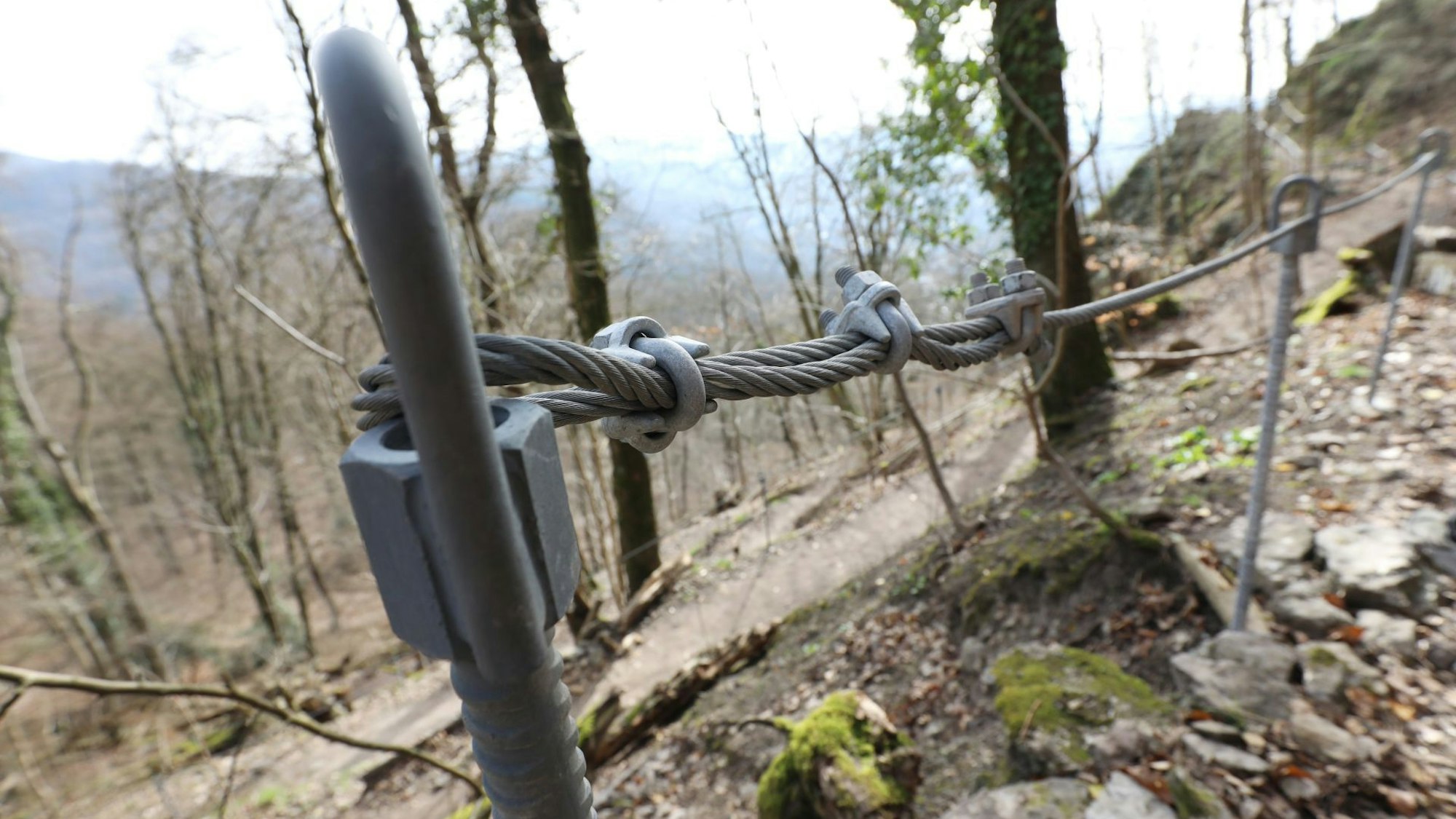 Mit Seilen sind die Serpentinen gesichert worden.