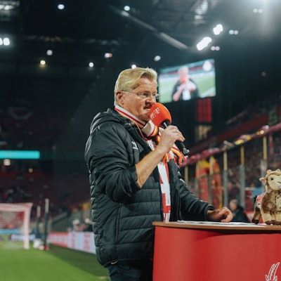 29.10.25, Männer, Fussball, DFB Pokal, 2025/2026, 1.FC Köln - FC Bayern München, 2. Runde Stadionsprecher Michael Trippel bei der Moderation vor dem Spiel Köln RheinEnergie Stadion NRW Deutschland *** 29 10 25, Men, Football, DFB Cup, 2025 2026, 1 FC Köln FC Bayern München, 2nd round stadium announcer Michael Trippel moderating before the match Cologne RheinEnergie Stadion NRW Germany