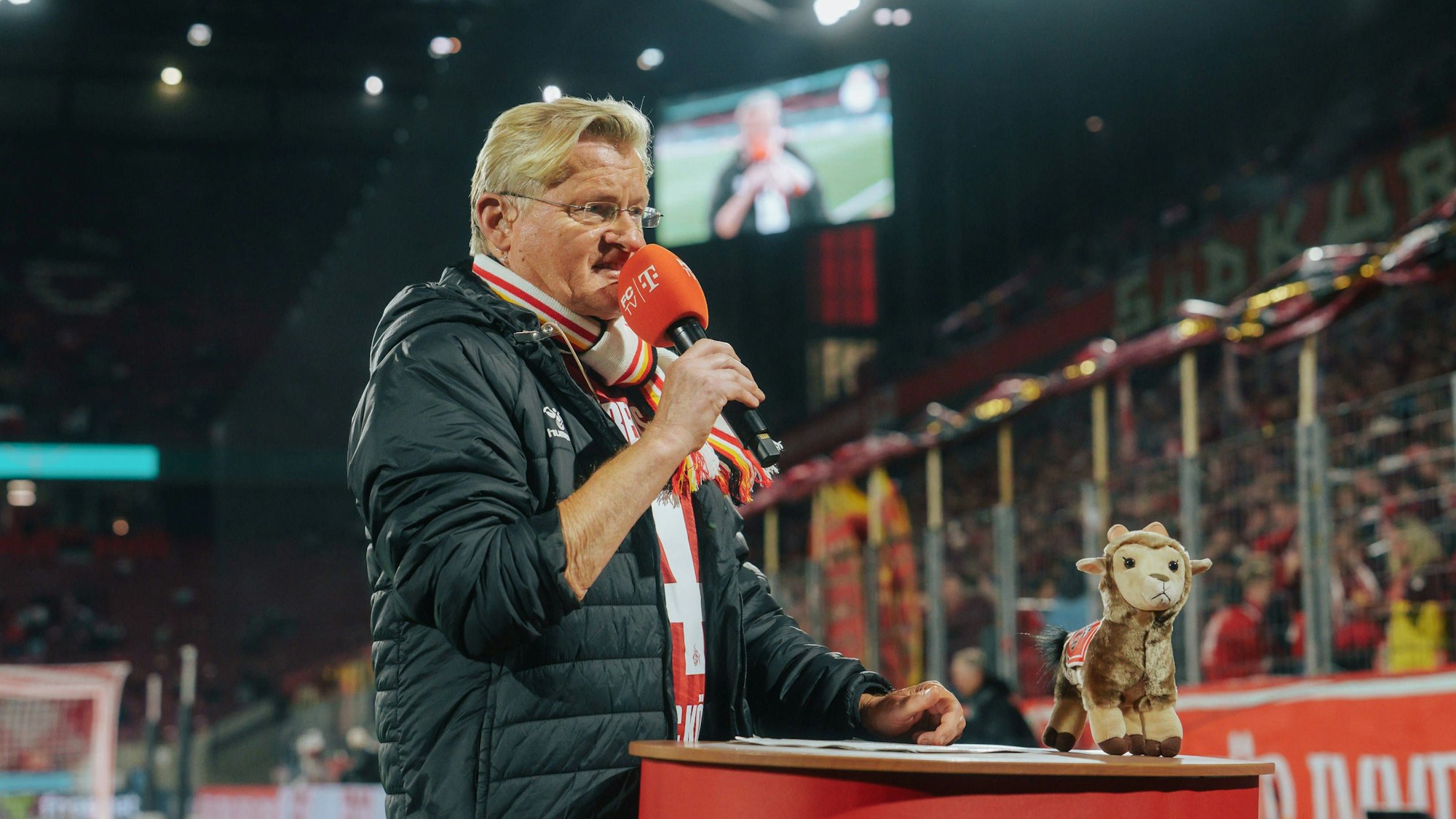 29.10.25, Männer, Fussball, DFB Pokal, 2025/2026, 1.FC Köln - FC Bayern München, 2. Runde Stadionsprecher Michael Trippel bei der Moderation vor dem Spiel Köln RheinEnergie Stadion NRW Deutschland *** 29 10 25, Men, Football, DFB Cup, 2025 2026, 1 FC Köln FC Bayern München, 2nd round stadium announcer Michael Trippel moderating before the match Cologne RheinEnergie Stadion NRW Germany