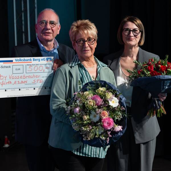 Die Wipperfürtherin des Jahres: Gabi Vossebrecher (M.), gemeinsam mit Frank Mederlet und Regina Billstein.