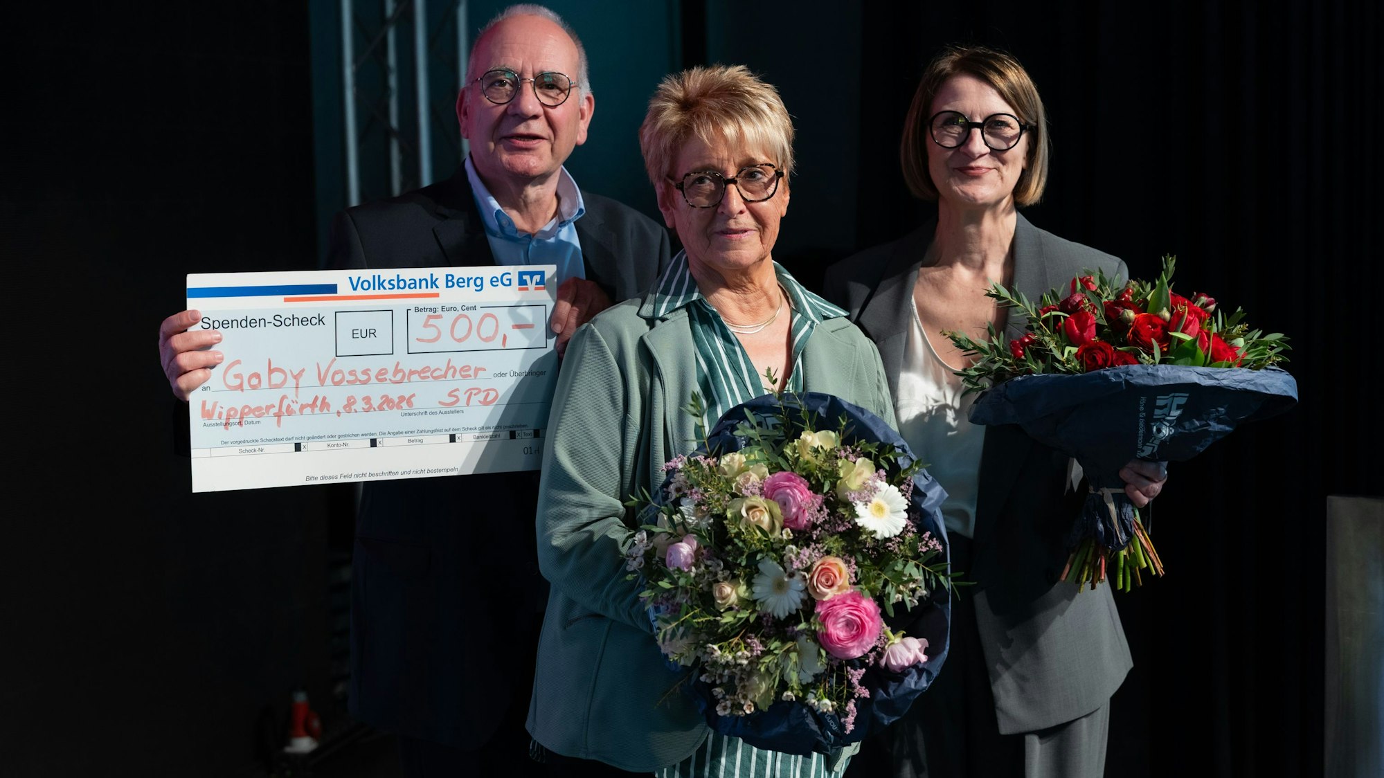 Die Wipperfürtherin des Jahres: Gabi Vossebrecher (M.), gemeinsam mit Frank Mederlet und Regina Billstein.