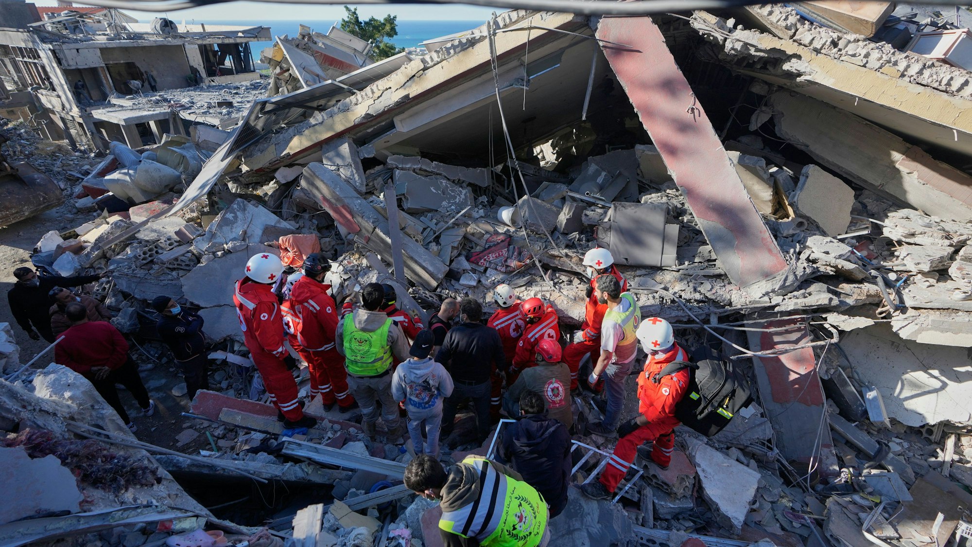 Rettungskräfte suchen nach Opfern in einem zerstörten Gebäude, das von einem israelischen Luftangriff getroffen wurde, in der Stadt Ghaziyeh im Südlibanon.