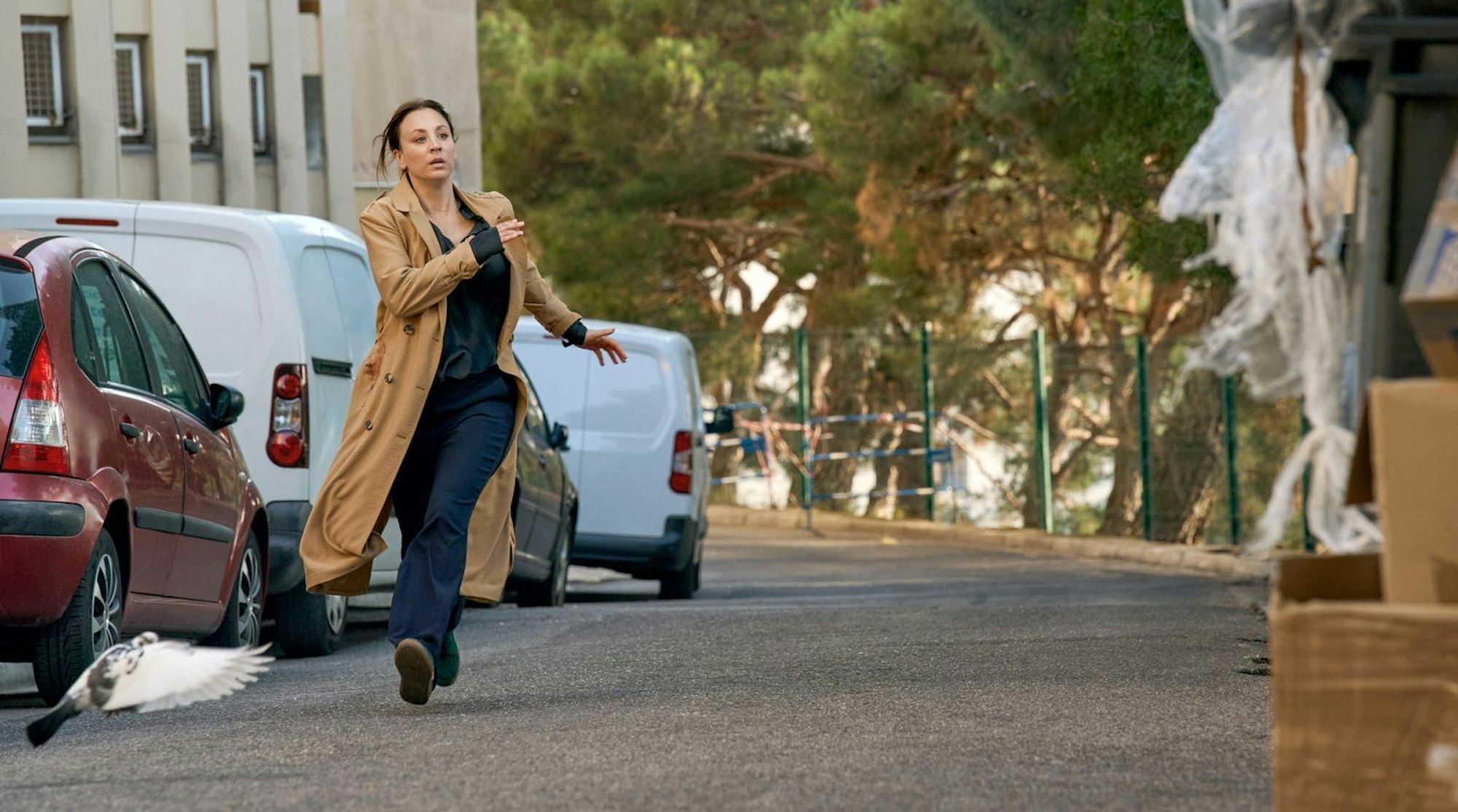 Alice (Kaley Cuoco) gerät auf der Suche nach ihrem Partner Tom in Gefahr. (Bild: AGC Studios/Fragile Film/MGM+/ARD Degeto Film/Bruno Calvo)