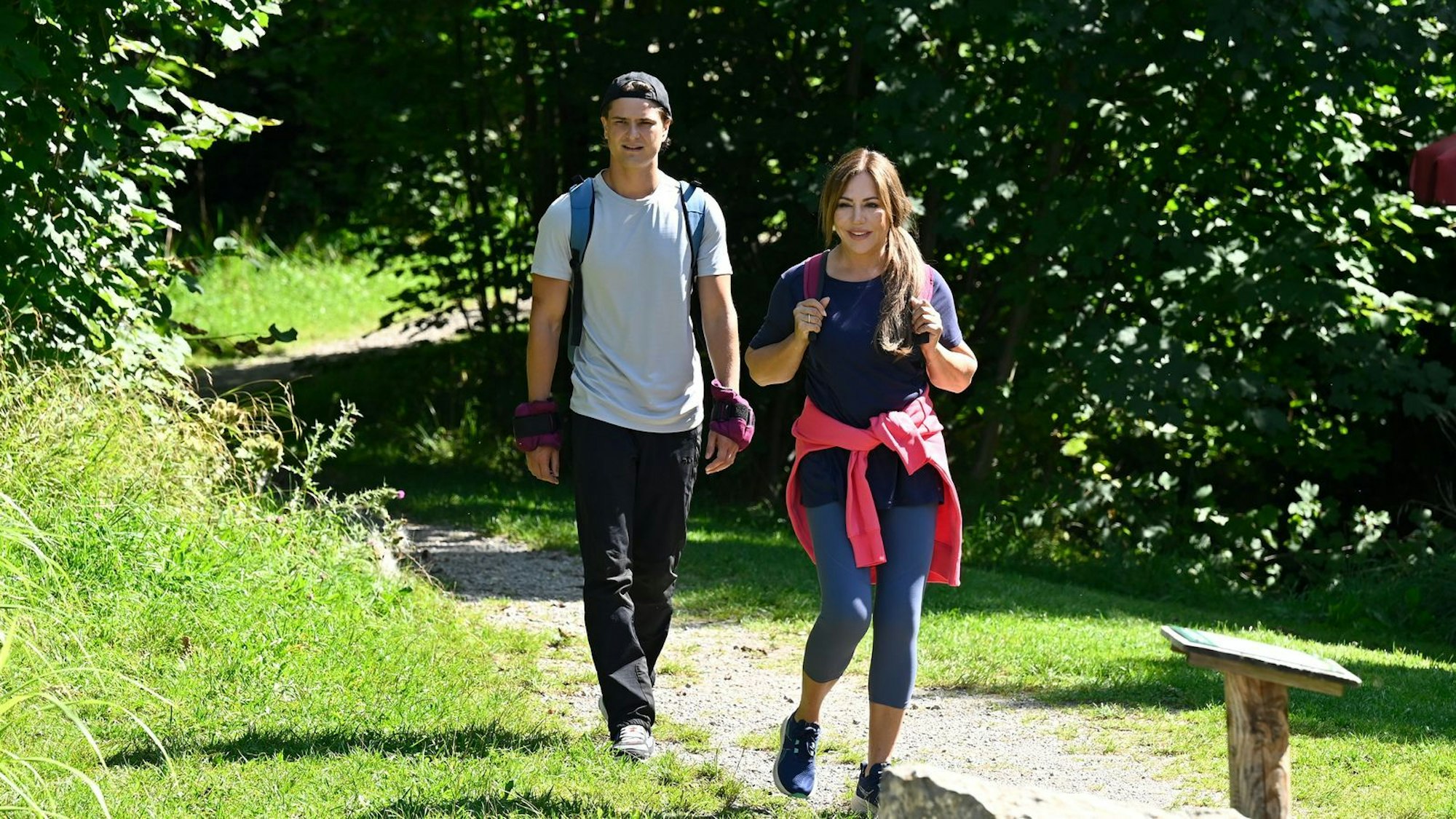 Für Katja (Simone Thomalla) und Adrian (Kristo Ferkic) gibt es in der vorletzten „Frühling“-Folge „Leben oder nicht!“ unliebsame Überraschungen. (Bild: ZDF/Barbara Bauriedl)
