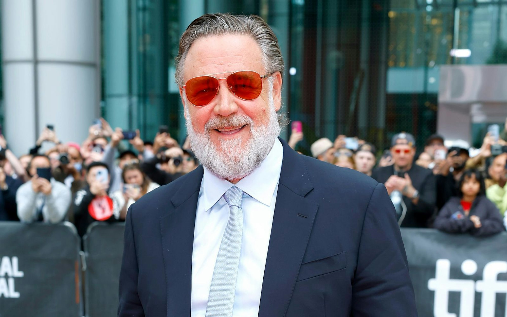 Russell Crowe spielt im neuen „Highlander“ Juan Sánchez Villa-Lobos Ramírez, den Mentor von Connor MacLeod. Damit schlüpft auch er in große Schuhe ... (Bild: 2025 Getty Images/Leon Bennett)