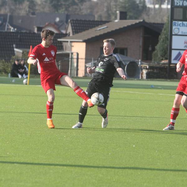 Jan Leyerer (rechts) und die Reserve des FSV Neunkirchen-Seelscheid kassieren die nächste Niederlage.