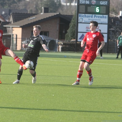 Jan Leyerer (rechts) und die Reserve des FSV Neunkirchen-Seelscheid kassieren die nächste Niederlage.