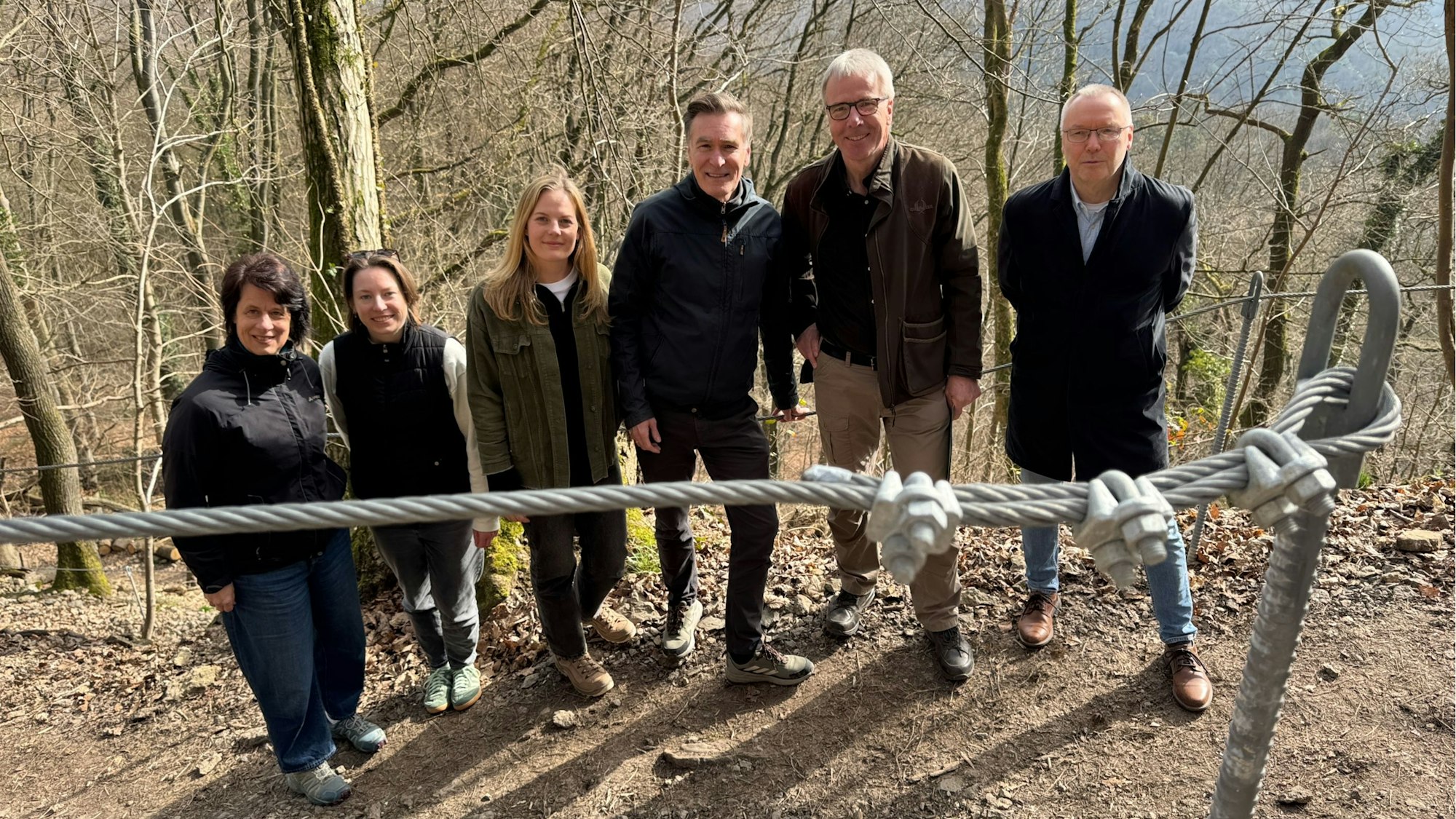 Alle Beteiligten, die zur Instandsetzung des Rheinsteigs verantwortloch waren (von rechts):Michael Bungarz (WWG Königswinter), Stephan Schütte (VVS Siebengebirge), Frank Scheer (Naturpark Siebengebirge), Paulina Burbaum (Naturpark Siebengebirge), Hannah Gaide (Naturpark Siebengebirge) und Carmen Döhnert (Rhein-Sieg-Kreis).