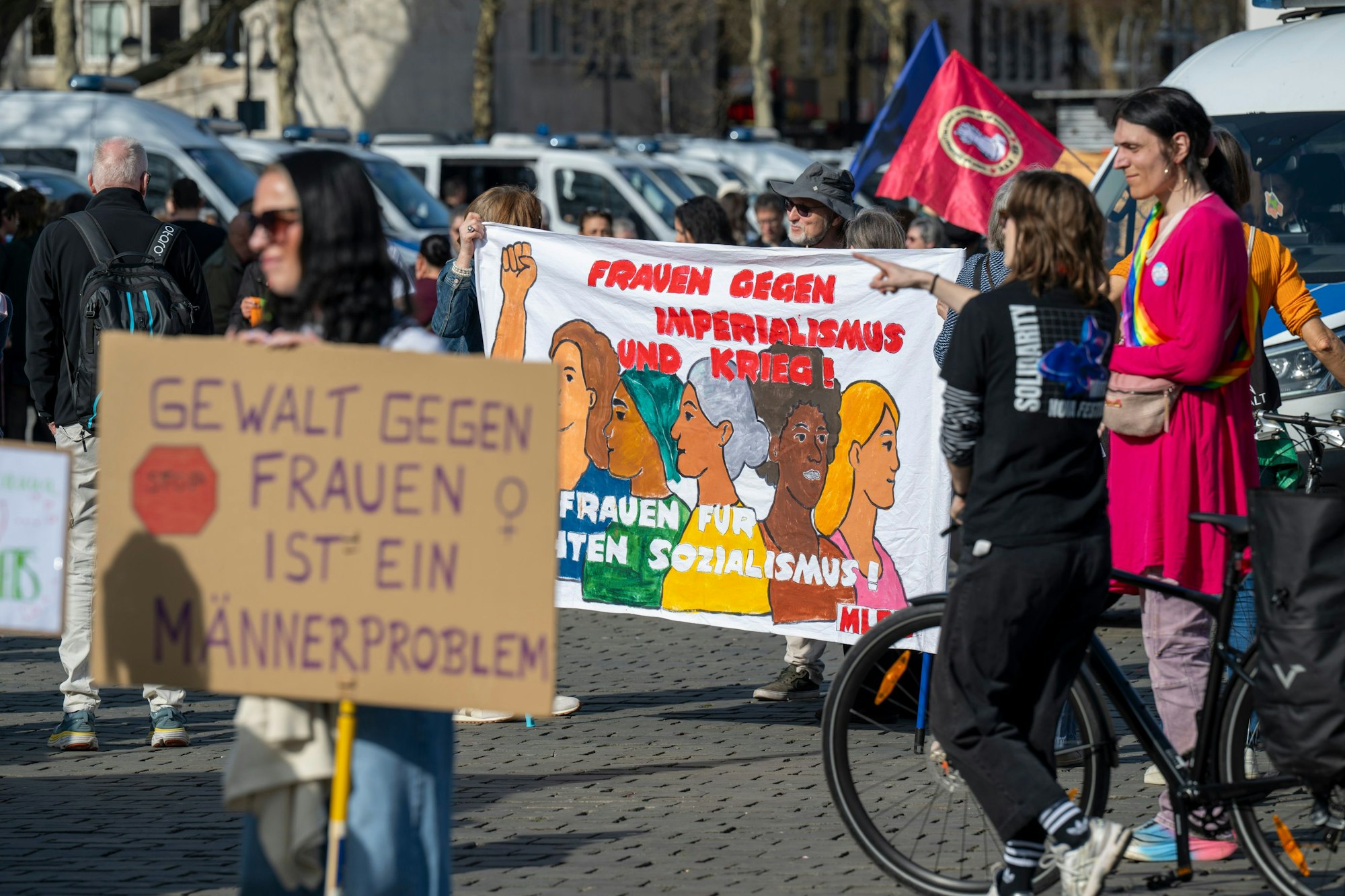 08.03.2026, Köln: Frauen demonstrieren für ihre Rechte. Am Weltfrauentag findet auf dem Heumarkt eine Demonstration statt. Foto: Uwe Weiser