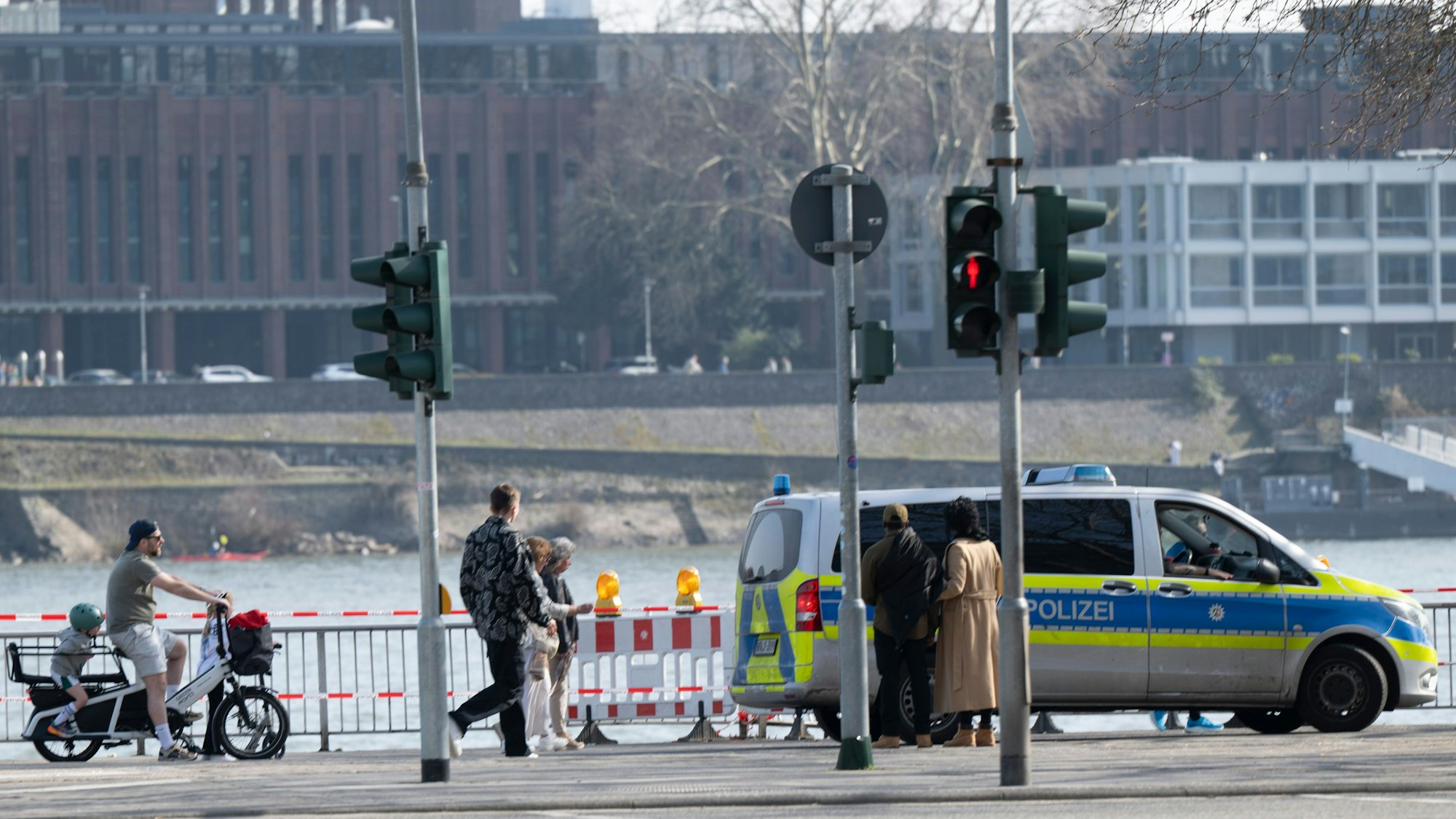 Am Niederländer Ufer hat ein Auto das Geländer zum Rhein durchbrochen.